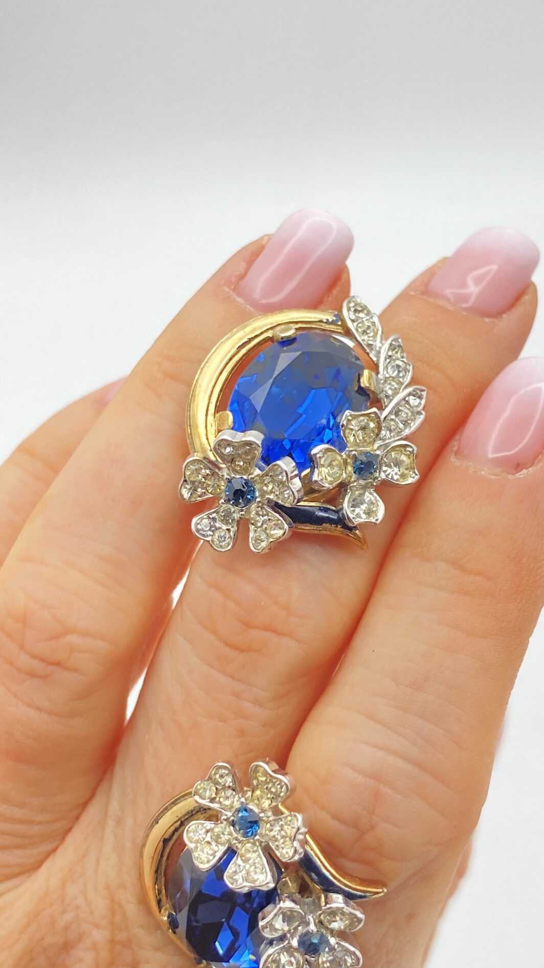 STRAORDINARI ORECCHINI FIRMATI TRIFARI, CON CORONA, ANNI ’50, IN METALLO DORATO – DESIGN ALFRED PHILIPPE CON CRISTALLI ZAFFIRO, RARITÀ DA COLLEZIONE. - immagine 13