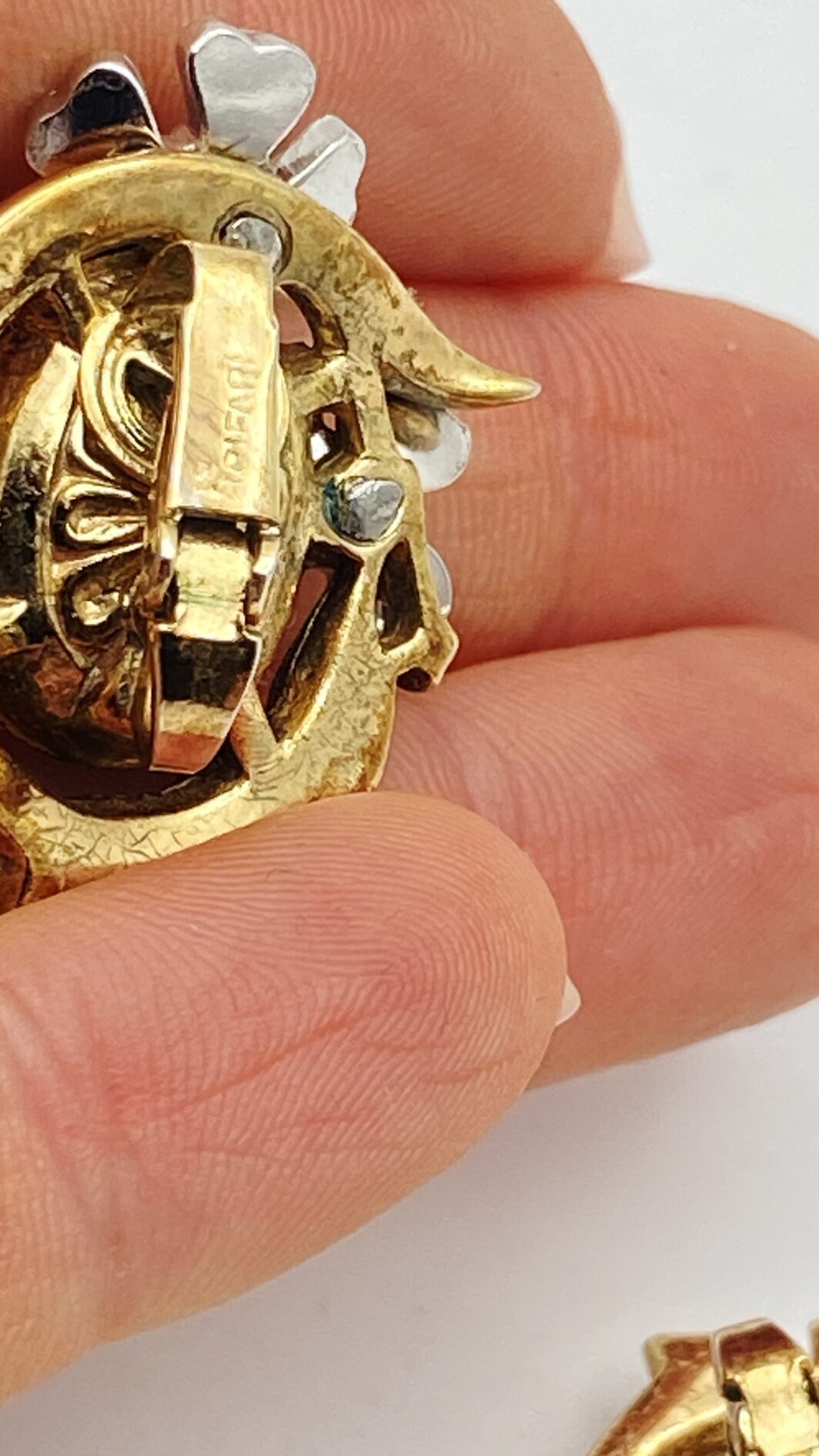 STRAORDINARI ORECCHINI FIRMATI TRIFARI, CON CORONA, ANNI ’50, IN METALLO DORATO – DESIGN ALFRED PHILIPPE CON CRISTALLI ZAFFIRO, RARITÀ DA COLLEZIONE. - immagine 14