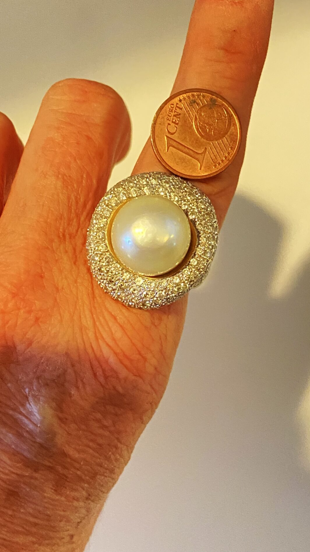 SOVRANA DI LUCE: ANELLO CON GRANDE PERLA AUSTRALIANA (20ct) E DIAMANTI (3,20ct) SU ORO 18KT, CON CROCE DI MALTA SEGRETA. CAPOLAVORO DI OREFICERIA ANNI’80. - immagine 18