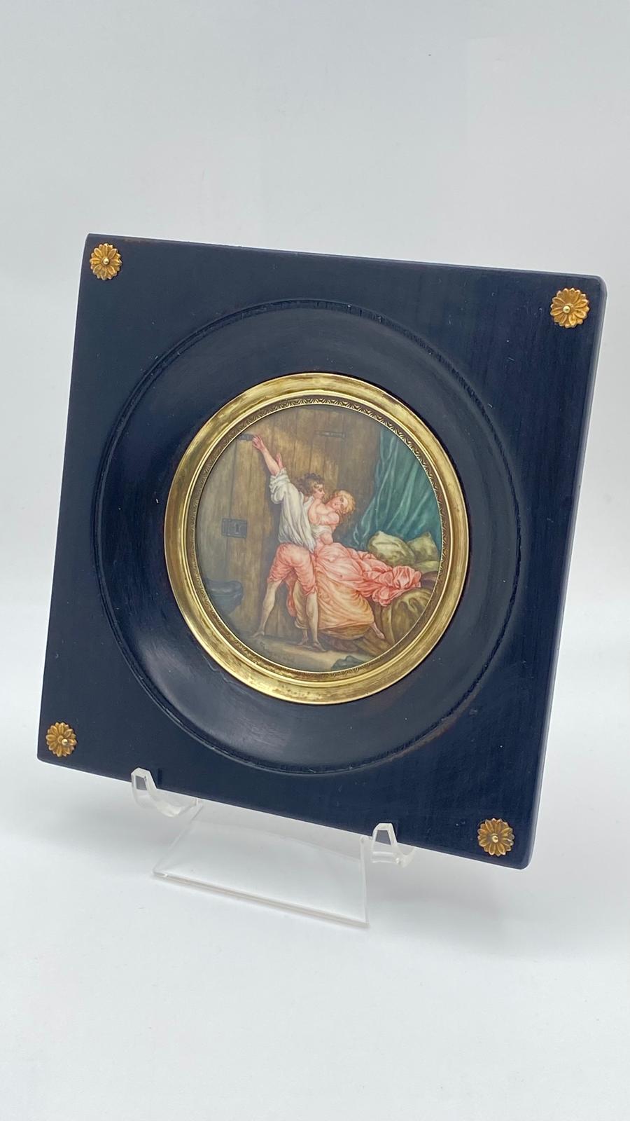 MAGNIFICA MINIATURA SU AVORIO INTITOLATA “LE VERROU (il chiavistello)”, FIRMATA “FRAGONARD D’APRES”, CON CORNICE COEVA IN LEGNO EBANIZZATO E FINITURE IN BRONZO DORATO. FRANCIA XIX sec. - immagine 5