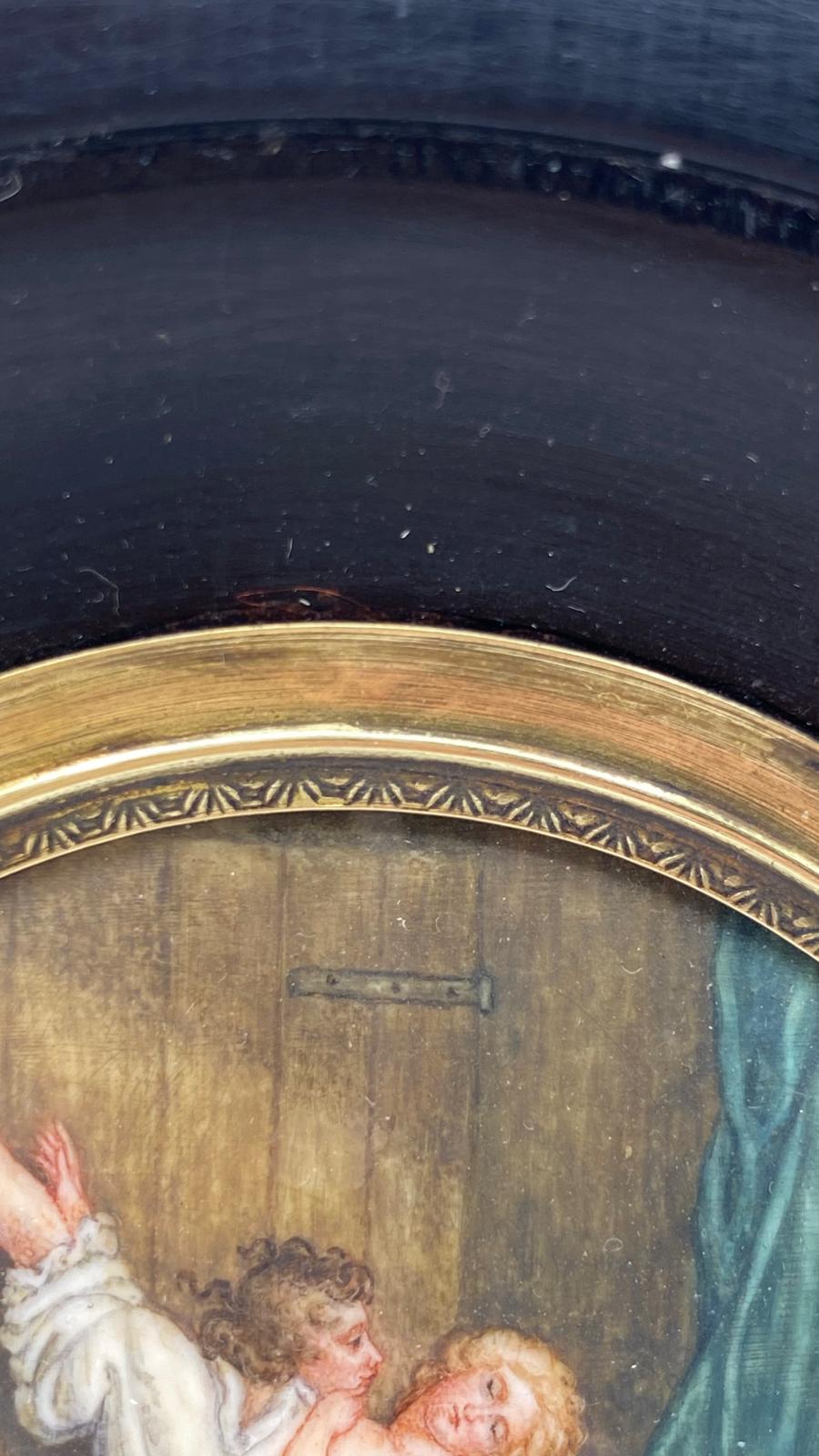 MAGNIFICA MINIATURA SU AVORIO INTITOLATA “LE VERROU (il chiavistello)”, FIRMATA “FRAGONARD D’APRES”, CON CORNICE COEVA IN LEGNO EBANIZZATO E FINITURE IN BRONZO DORATO. FRANCIA XIX sec. - immagine 6