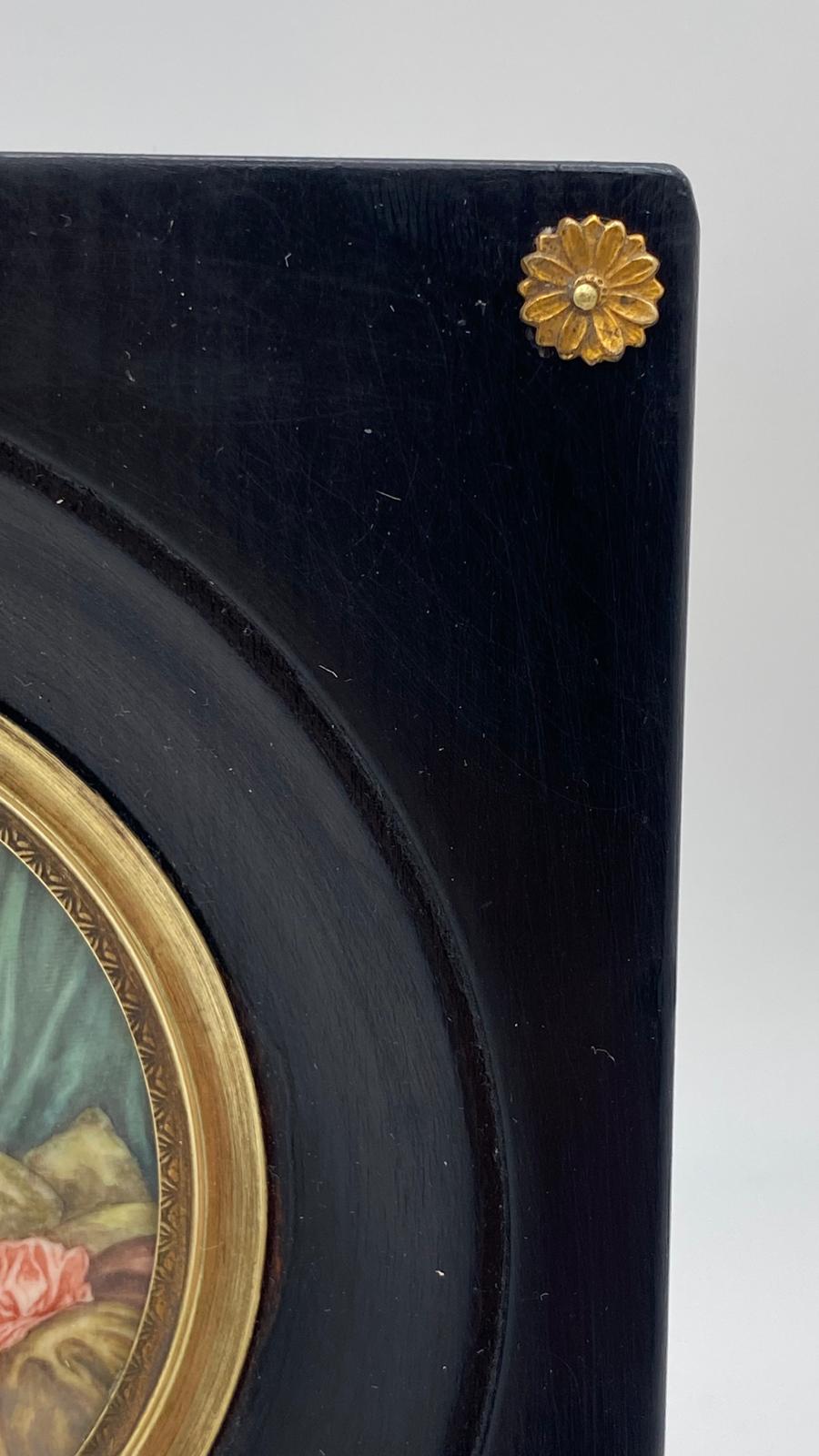MAGNIFICA MINIATURA SU AVORIO INTITOLATA “LE VERROU (il chiavistello)”, FIRMATA “FRAGONARD D’APRES”, CON CORNICE COEVA IN LEGNO EBANIZZATO E FINITURE IN BRONZO DORATO. FRANCIA XIX sec. - immagine 8
