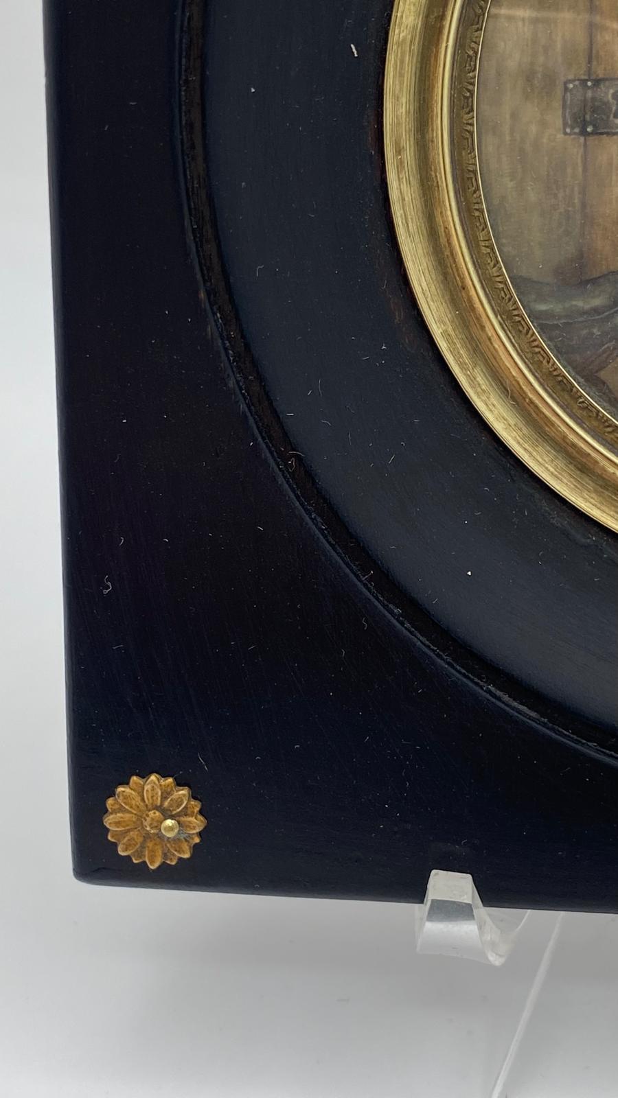 MAGNIFICA MINIATURA SU AVORIO INTITOLATA “LE VERROU (il chiavistello)”, FIRMATA “FRAGONARD D’APRES”, CON CORNICE COEVA IN LEGNO EBANIZZATO E FINITURE IN BRONZO DORATO. FRANCIA XIX sec. - immagine 9