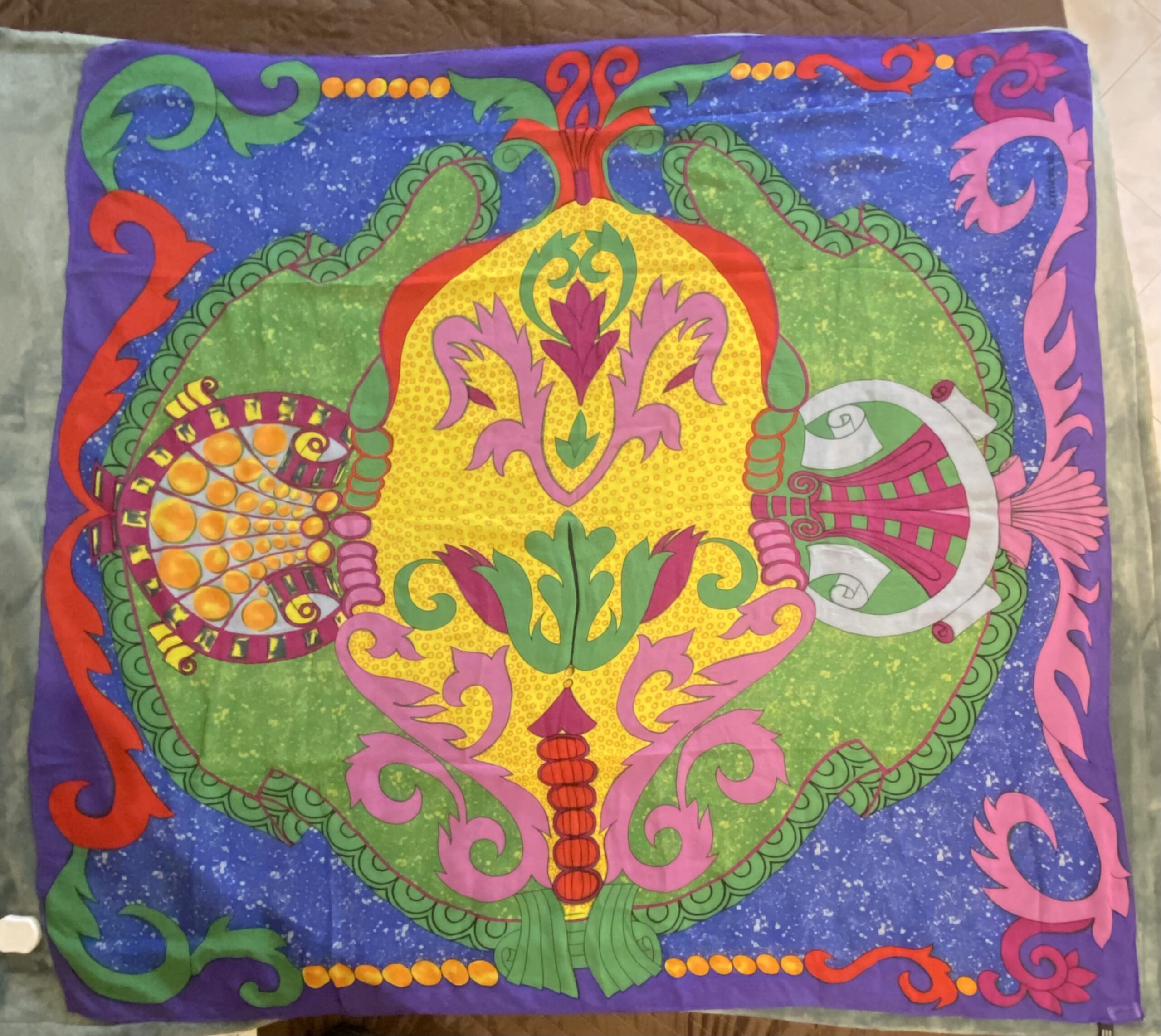 BELLISSIMO FOULARD VINTAGE IN SETA PURA, FIRMATO GIANNI VERSACE. ANNI’80. - immagine 3