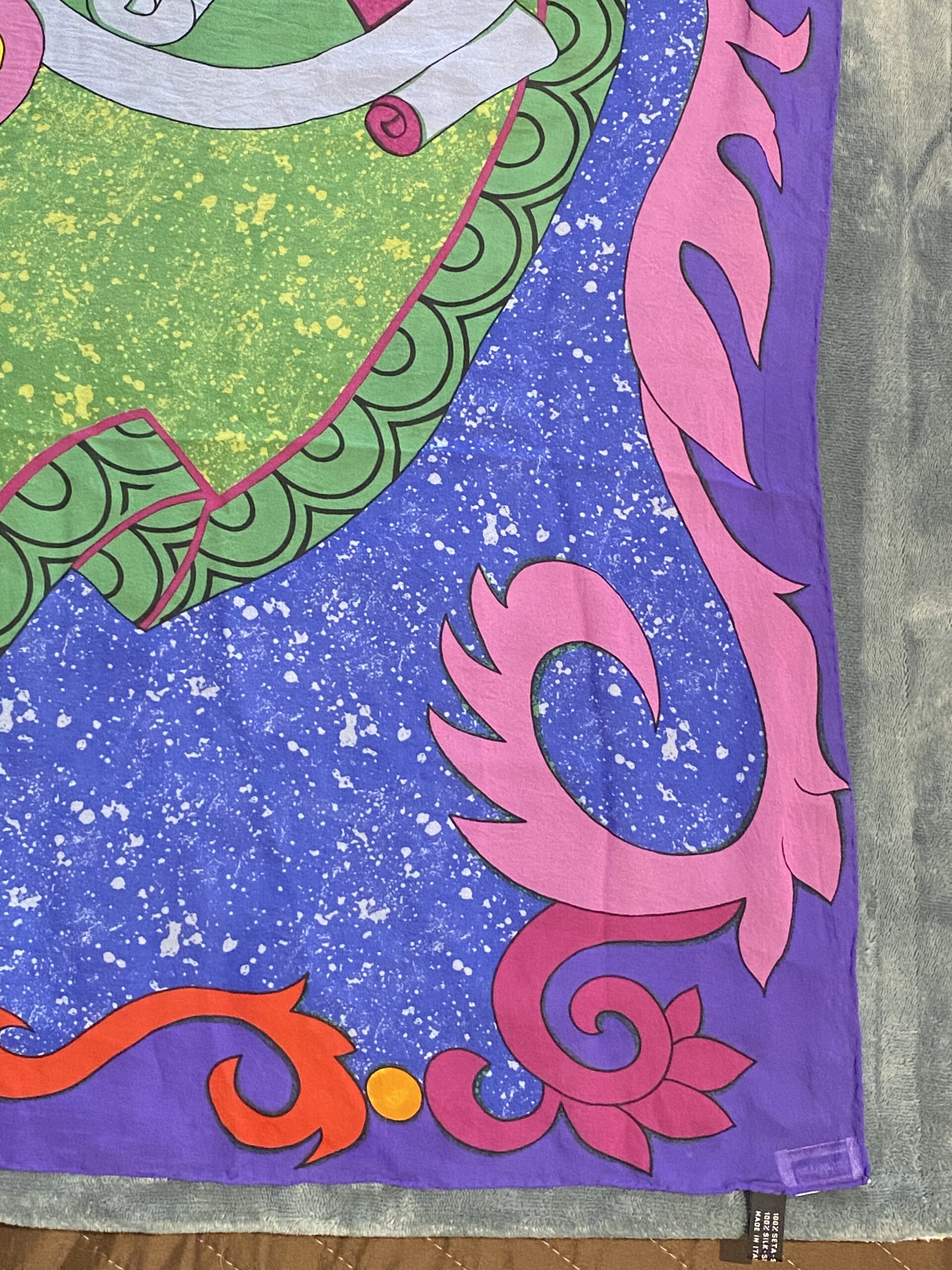 BELLISSIMO FOULARD VINTAGE IN SETA PURA, FIRMATO GIANNI VERSACE. ANNI’80. - immagine 12