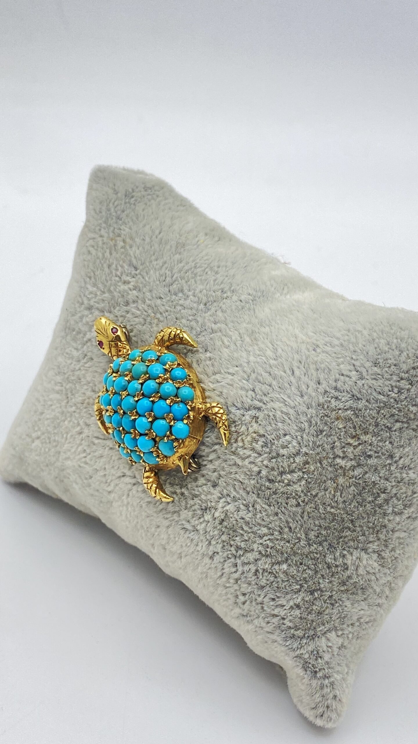 SPLENDIDA SPILLA NELLO STILE “CARTIER”, IN ORO 18CT, A FORMA DI TARTARUGA, ORNATA DI TURCHESI E OCCHI DI RUBINI. ITALIA, VINTAGE , ANNI’70 - immagine 4