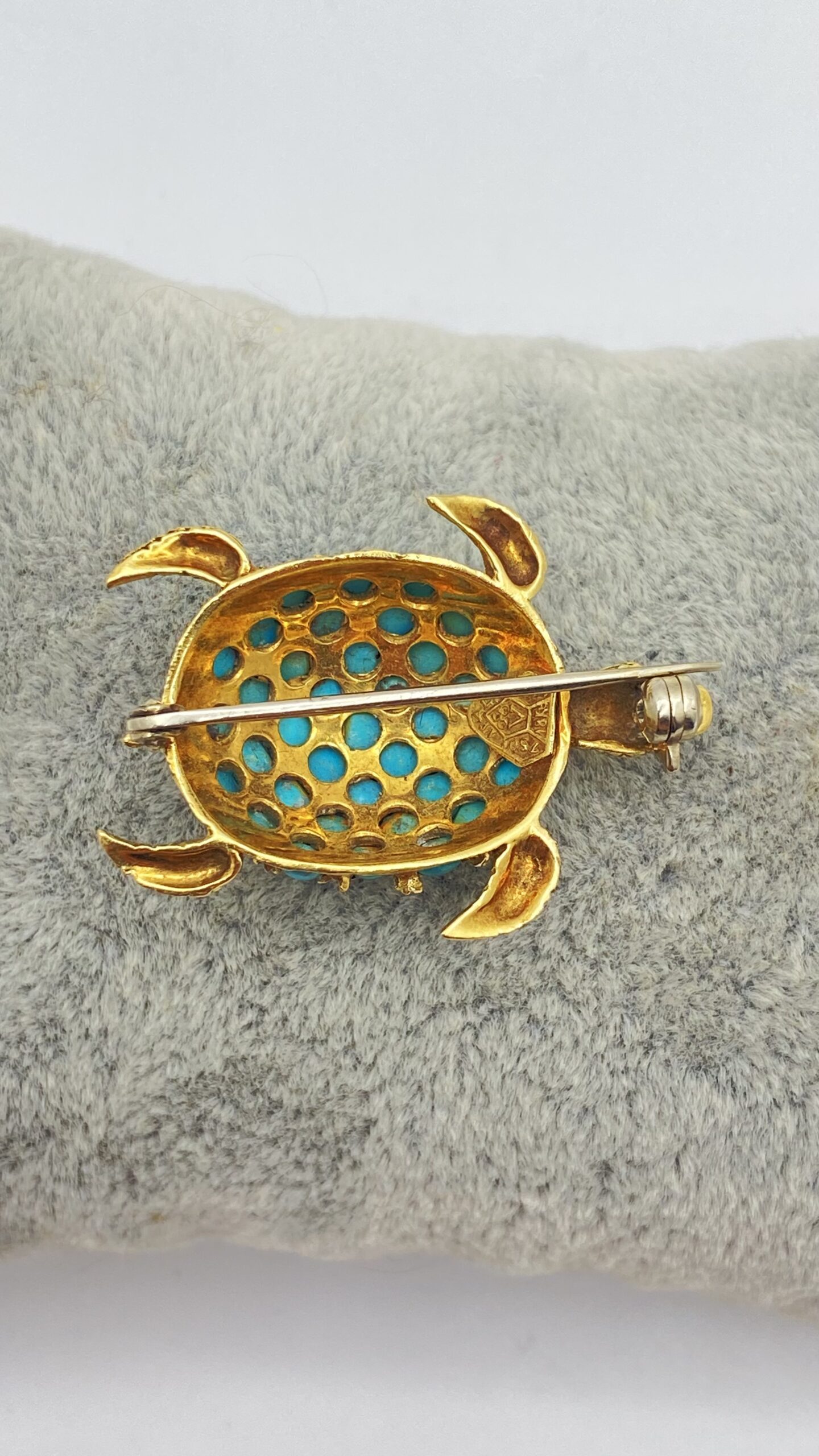 SPLENDIDA SPILLA NELLO STILE “CARTIER”, IN ORO 18CT, A FORMA DI TARTARUGA, ORNATA DI TURCHESI E OCCHI DI RUBINI. ITALIA, VINTAGE , ANNI’70 - immagine 5