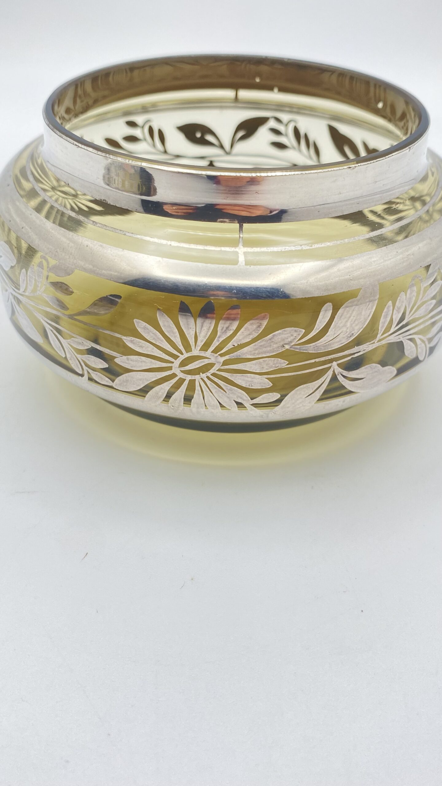 ELEGANTE PORTACIPRIA O BOROTALCO IN VETRO VERDE OLIVA, CON APPLICAZIONI IN ARGENTO, “SILVER OVER LAY”, A MOTIVI FLOREALI. EPOCA ANNI ‘30. - immagine 11
