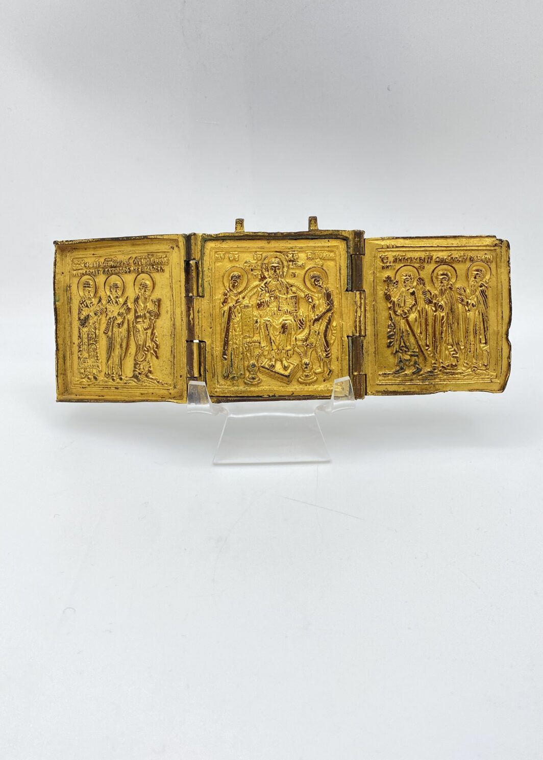 ORIGINALE E RARA ICONA DA VIAGGIO TRIPARTITA, PIEGHEVOLE, IN OTTONE FUSO. RUSSIA, FINE XVIII, INIZI XIX SECOLO.