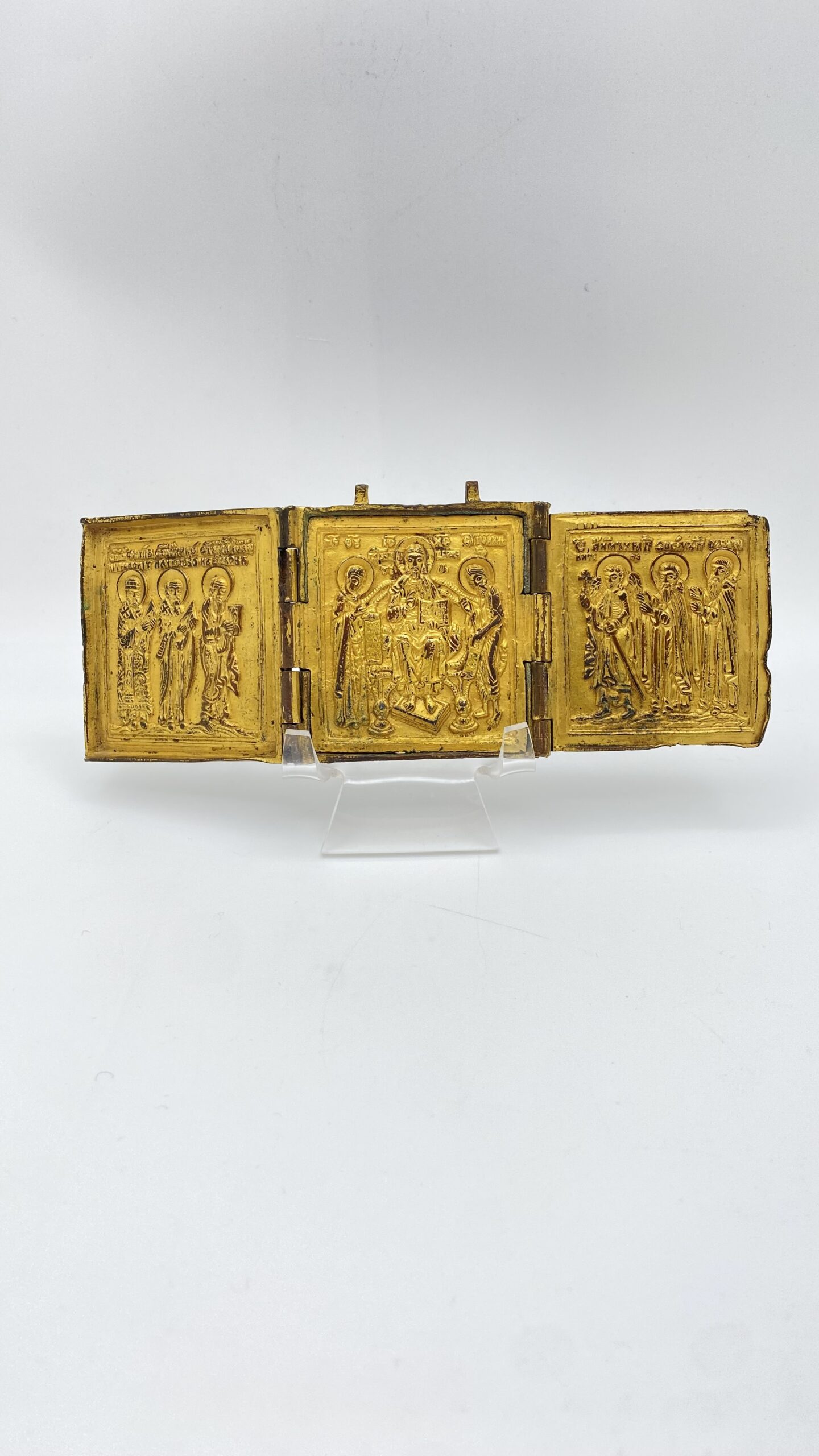 ORIGINALE E RARA ICONA DA VIAGGIO TRIPARTITA, PIEGHEVOLE, IN OTTONE FUSO. RUSSIA, FINE XVIII, INIZI XIX SECOLO.