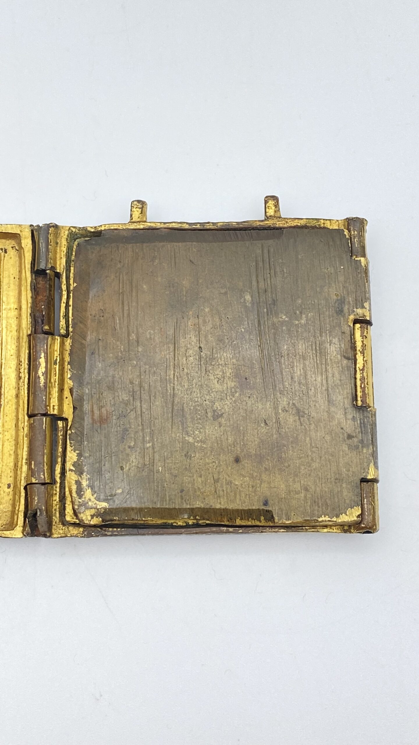 ORIGINALE E RARA ICONA DA VIAGGIO TRIPARTITA, PIEGHEVOLE, IN OTTONE FUSO. RUSSIA, FINE XVIII, INIZI XIX SECOLO. - immagine 5