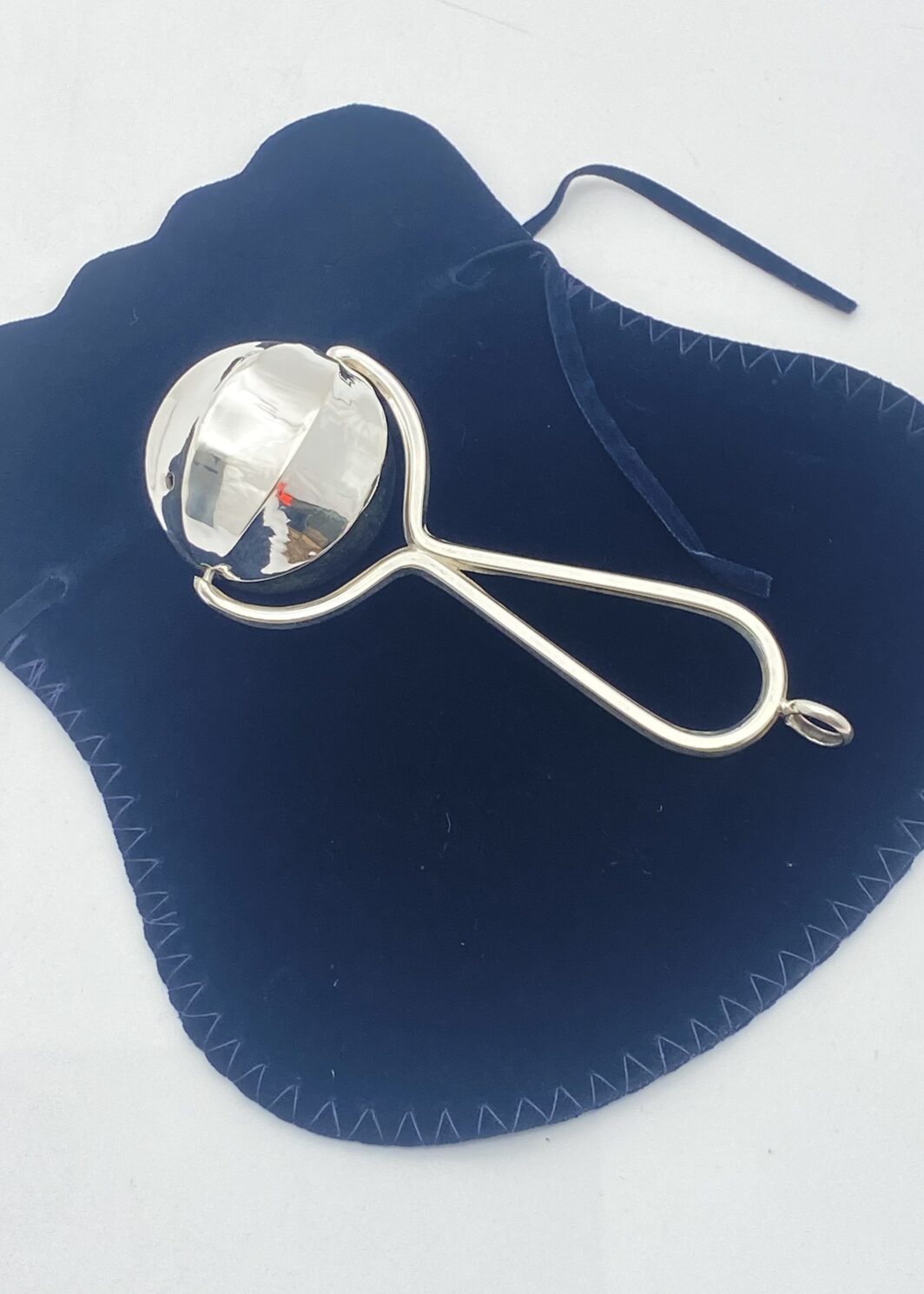 RAFFINATO SONAGLIO IN ARGENTO 800 FINEMENTE SAGOMATO. LAVORO DI ALTA OREFICERIA ITALIANA. VINTAGE, ANNI ’70.