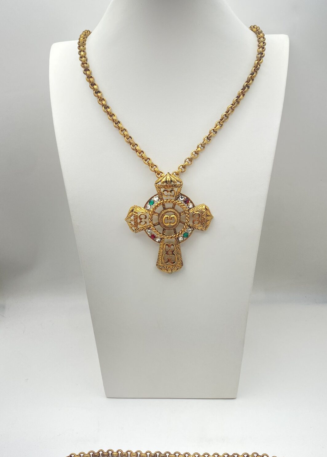 MAGNIFICA COLLANA IN METALLO DORATO, CON IMPORTANTE CATENA E GRANDE CROCE RICCAMENTE DECORATA. COLLEZIONE R & M PARIS. FRANCIA, VINTAGE ANNI’80.