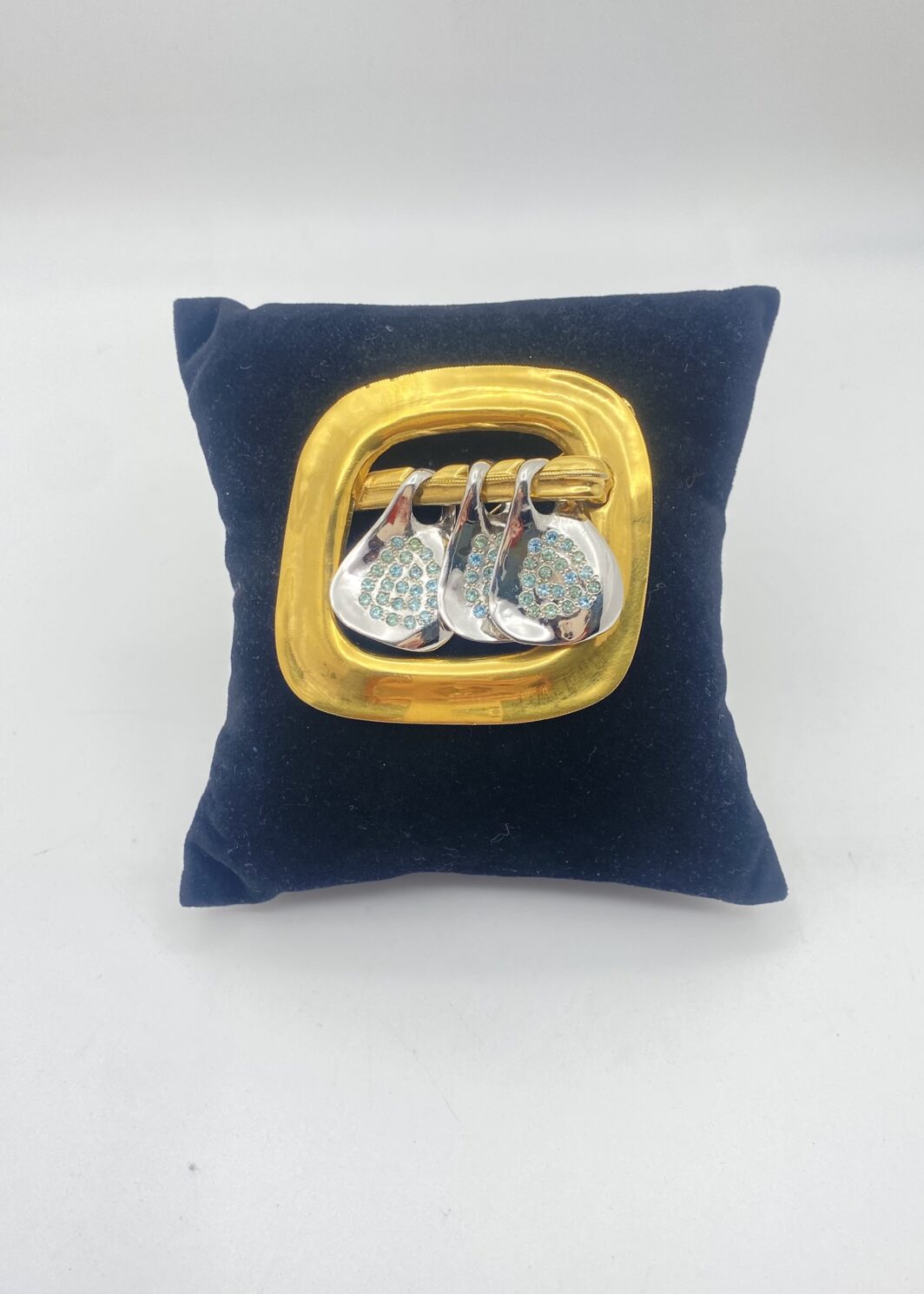 SPILLA GEOMETRICA PIERRE CARDIN A FIBBIA QUADRATA DORATA CON PENDENTI IN STRASS DI CRISTALLO COLOR ACQUA MARINA. VINTAGE ANNI’70.