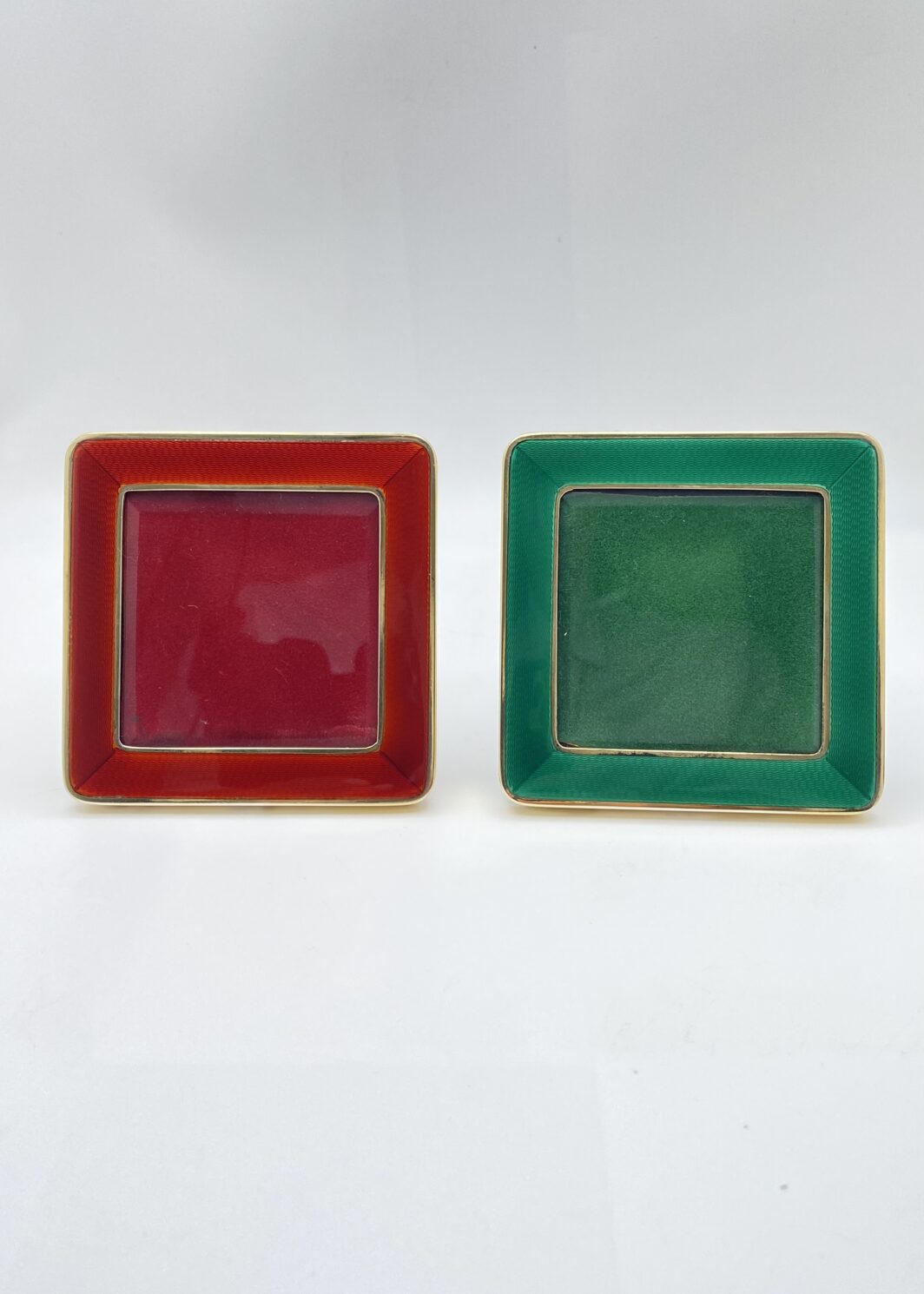 SPLENDIDO PAIO DI  CORNICI ART DÉCO IN ARGENTO DORATO, CON SMALTI GUILLOCHÉ ROSSO RUBINO E VERDE SMERALDO. ITALIA, ANNI ’20-’30