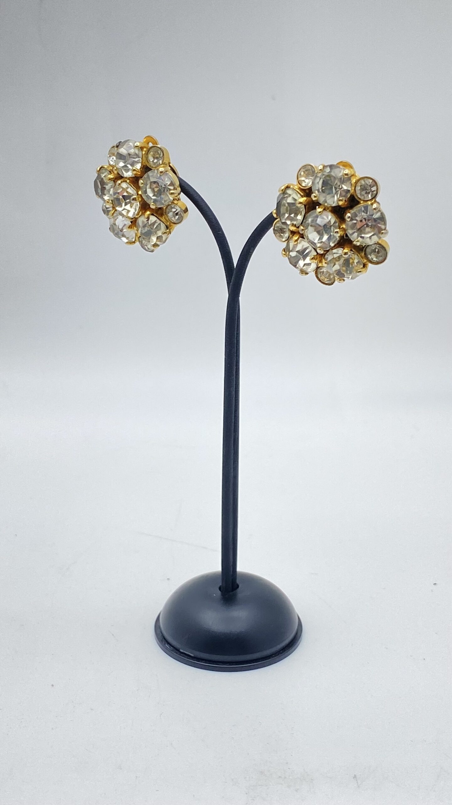 SPLENDIDO PAIO DI ORECCHINI VINTAGE A FORMA DI FIORI DI STRASS. VERSUS BY VERSACE, ANNI’80. - immagine 3