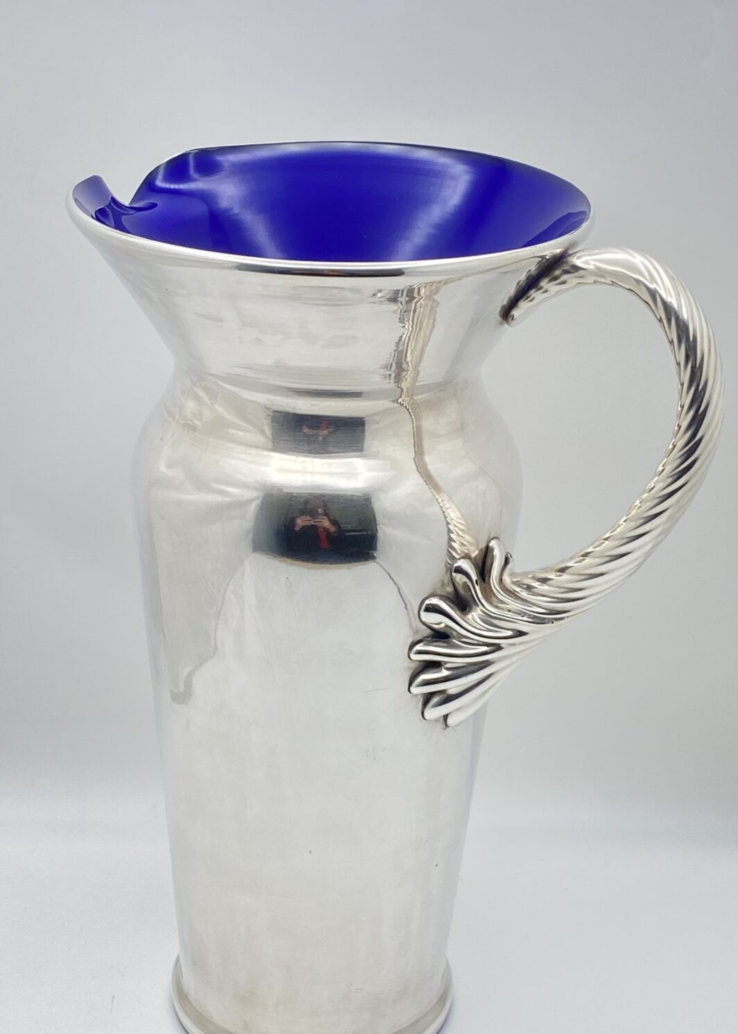 AUSTERA BROCCA ART NOUVEAU, IN VETRO SOFFIATO DI MURANO COLOR BLU COBALTO, INTERAMENTE RIVESTITA IN ARGENTO, CON GRANDE MANICO A TORCHON. ITALIA, INIZI XX sec.