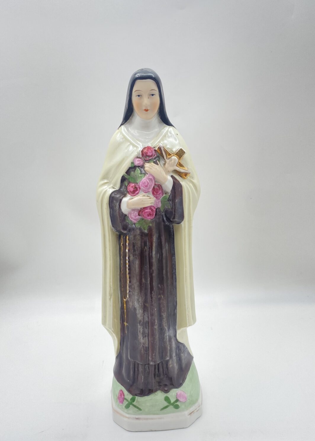 RAFFINATA SCULTURA DI SANTA TERESA DI LISIEUX IN PORCELLANA A PASTA MORBIDA POLICROMA – FRANCIA, 1910.