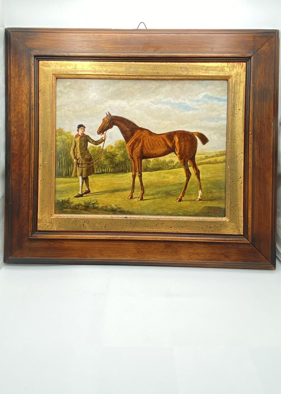 SPLENDIDO DIPINTO ESEGUITO CON LA TECNICA AD OLIO SU TAVOLA, RAFFIGURANTE UNA SCENA EQUESTRE, CON SIGLA DEL PITTORE J.G.. INGHILTERRA, ANNI’20/‘30