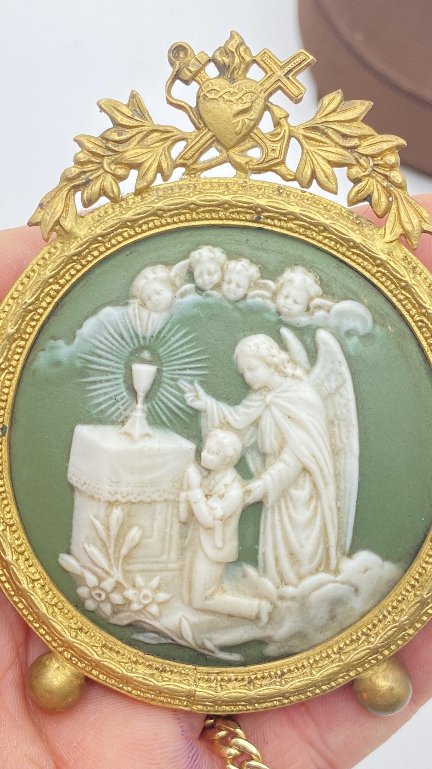ANTICO MEDAGLIONE DEVOZIONALE GOEBEL IN PORCELLANA BISCUIT CON CORNICE NAPOLEONE III, IN BRONZO DORATO. - immagine 8