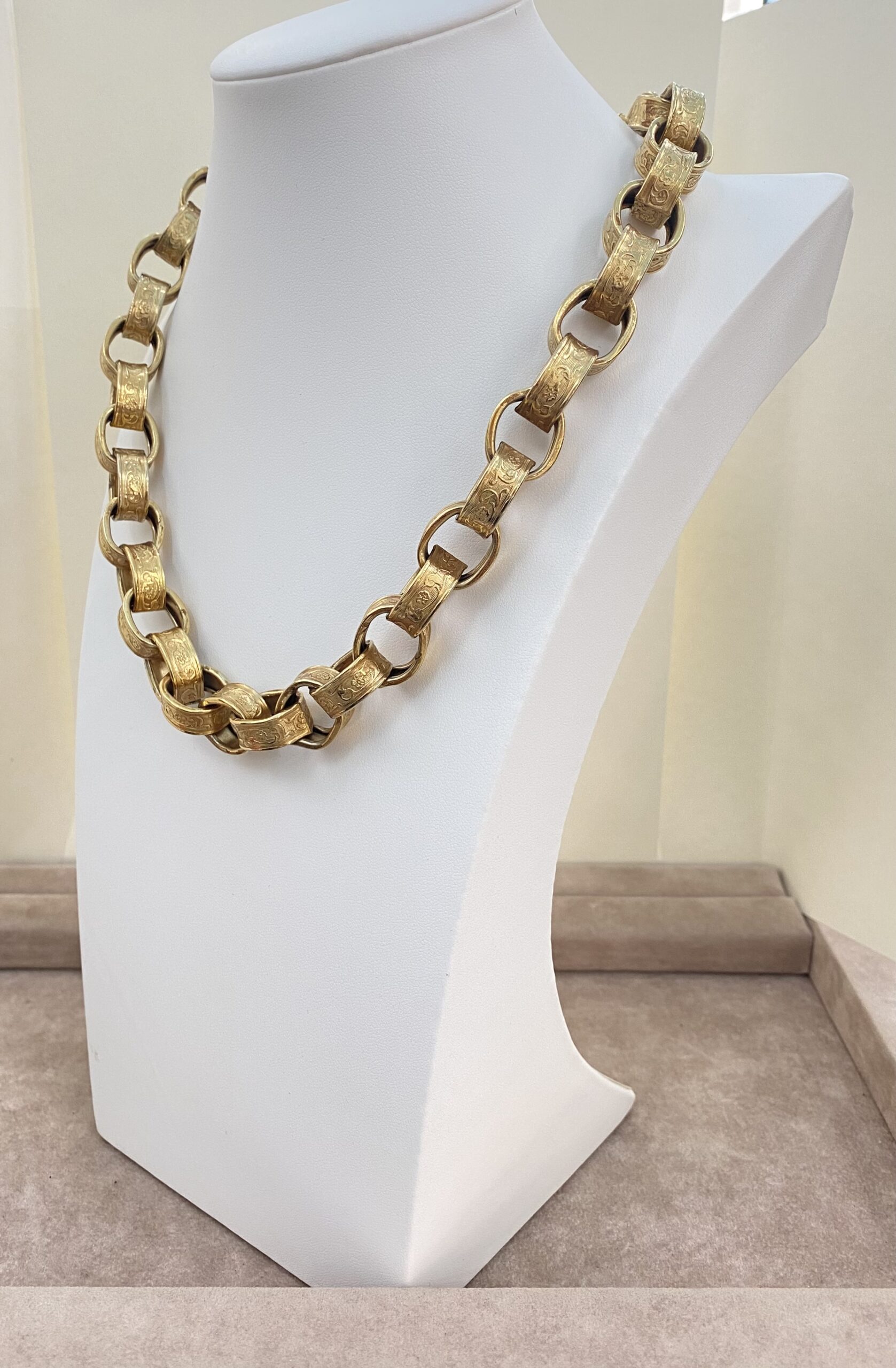 IMPORTANTE COLLANA A CATENA DORATA E ARABESCATA CON MOTIVI FITOMORFI, DELLA CELEBRE MAISON DELLA MODA GIVENCHY. VINTAGE ANNI ’80 - immagine 3