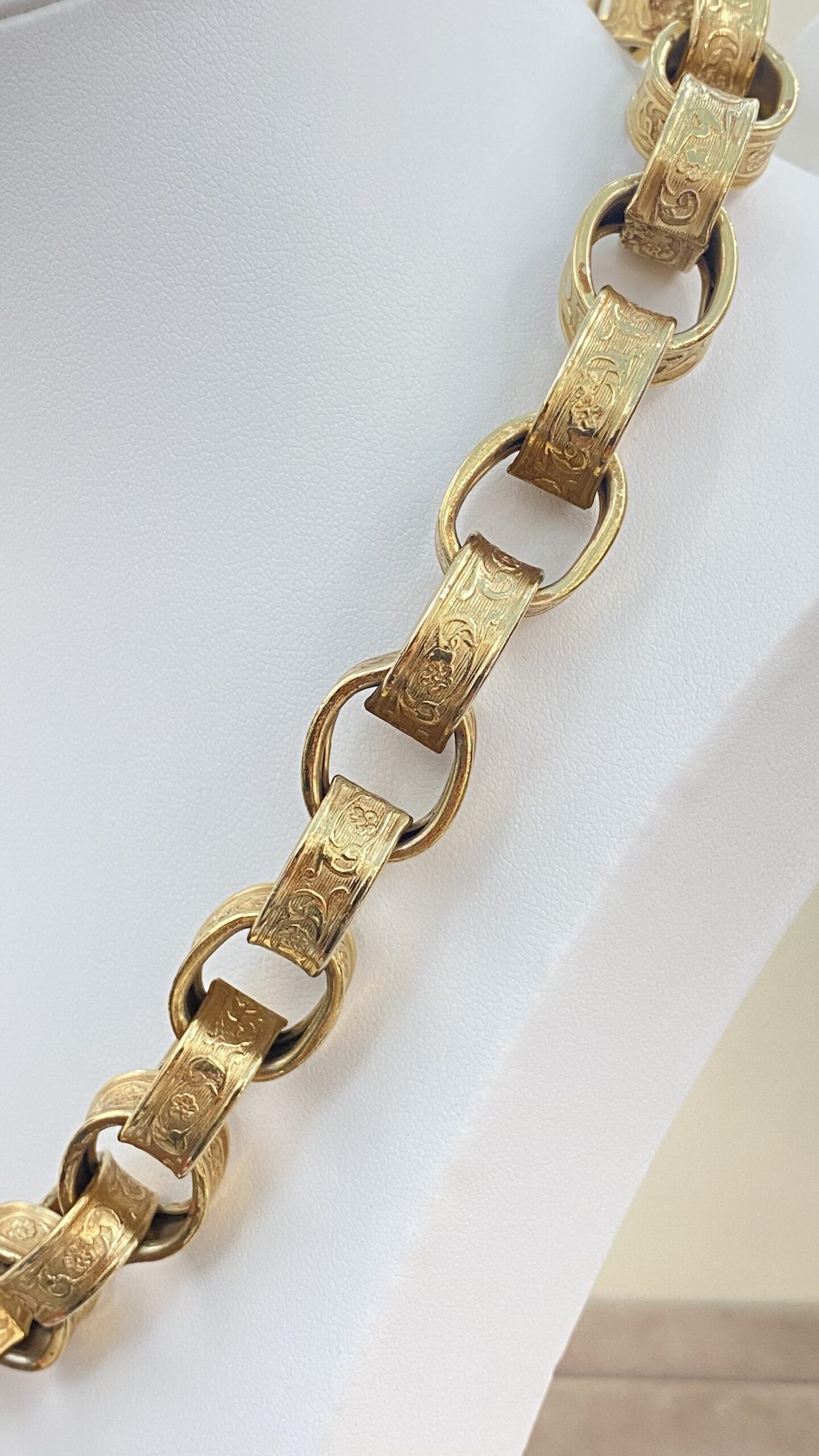 IMPORTANTE COLLANA A CATENA DORATA E ARABESCATA CON MOTIVI FITOMORFI, DELLA CELEBRE MAISON DELLA MODA GIVENCHY. VINTAGE ANNI ’80 - immagine 9
