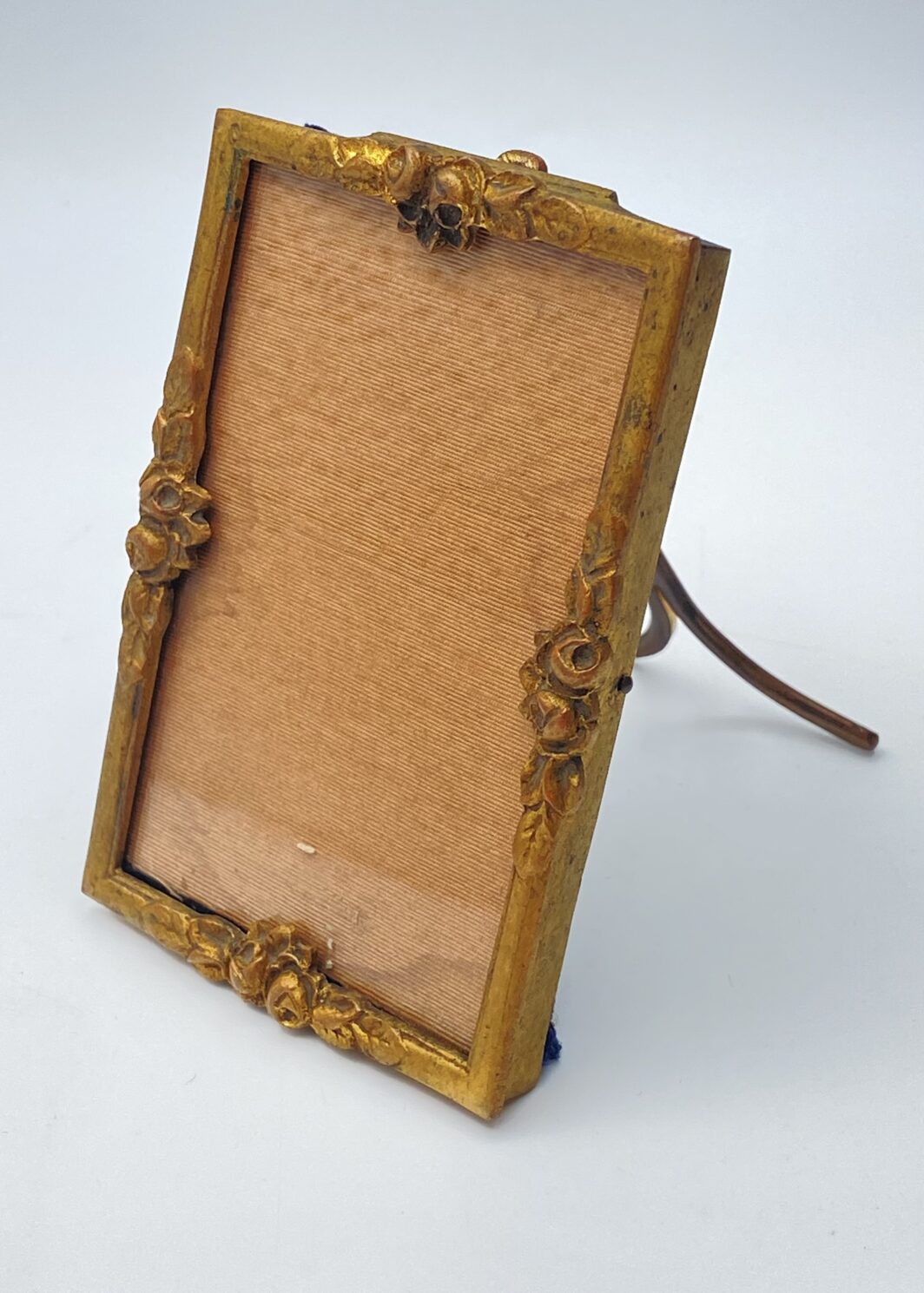 RAFFINATA CORNICE PORTA MINIATURE FRANCESE ANTICA IN BRONZO DORATO CON DECORO FLOREALE.