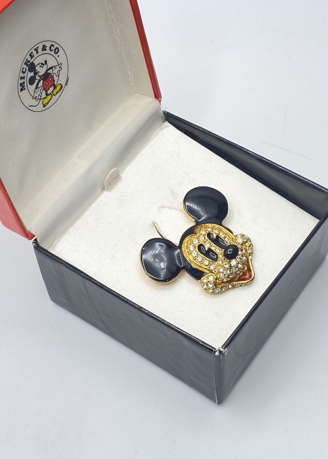 ORIGINALE E RARA SPILLA DI MICKEY MOUSE, CON SCATOLA ORIGINALE. CREAZIONE DEL CELEBRE BIGIOTTIERE NAPIER, U.S.A., VINTAGE ANNI ’80