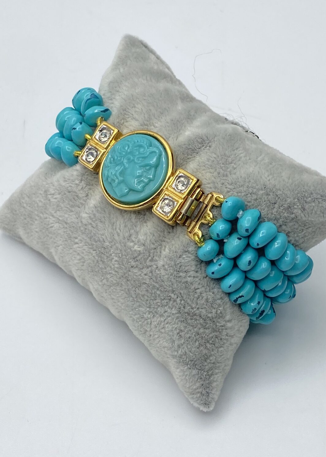SPLENDIDO BRACCIALE VINTAGE ANNI 80 FIRMATO SODINI IN TERMOPLASTICHE COLOR TURCHESE, METALLO DORATO E CRISTALLI DIAMOND-LIKE.