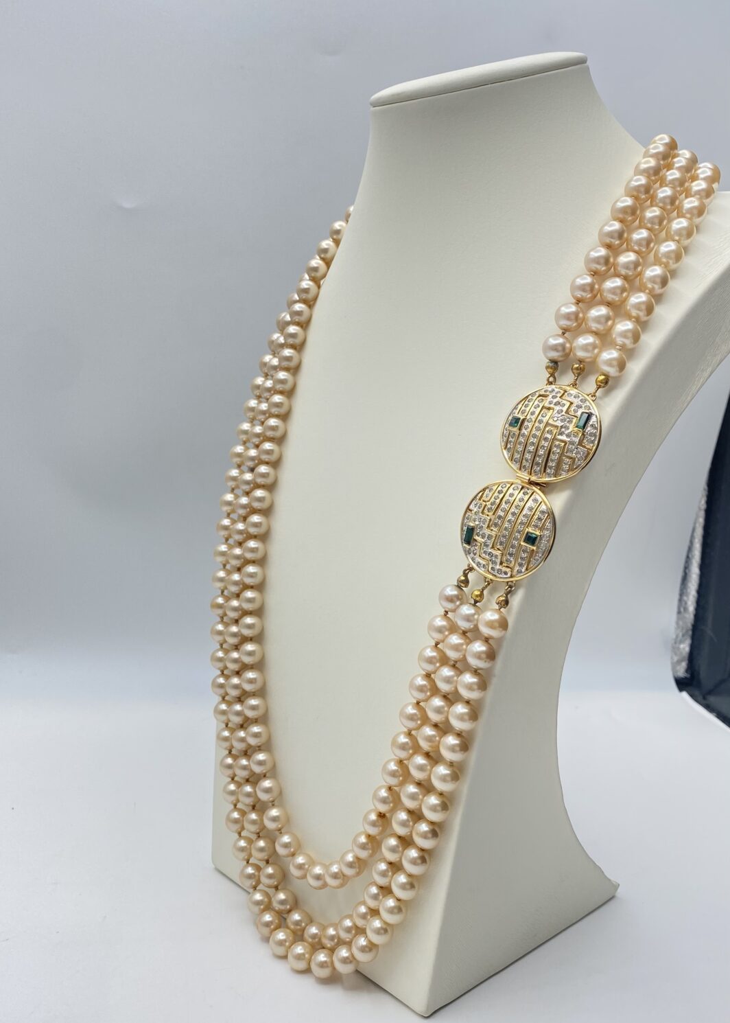 SUNTUOSA COLLANA VINTAGE A TRE FILI CON PERLE COLOR CHAMPAGNE E MAESTOSA CHIUSURA GEOMETRICA IN METALLO DORATO CON PAVÉ DI STRASS "DIAMOND-LIKE" E CRISTALLI SMERALDO – FIRMATA L'OFFICIEL ITALIA, ANNI ‘70-‘80.