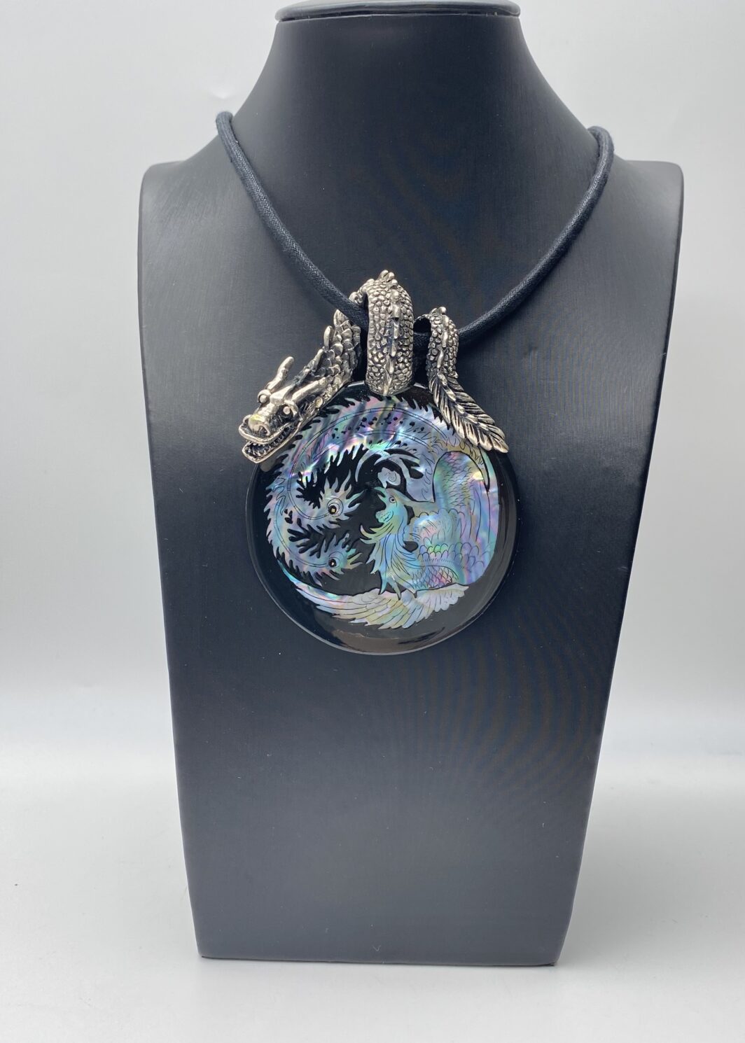 MONUMENTALE PENDENTE VINTAGE IN LEGNO EBANIZZATO E LACCATO CON INTARSIO IN MADREPERLA ABALONE RAFFIGURANTE IL DRAGO E LA FENICE, SORMONTATO DA UN DRAGO IN ARGENTO FINEMENTE CESELLATO – COMPLETO DI CUSTODIA ORIGINALE OREFICERIA CORALLO, ANNI ‘80.