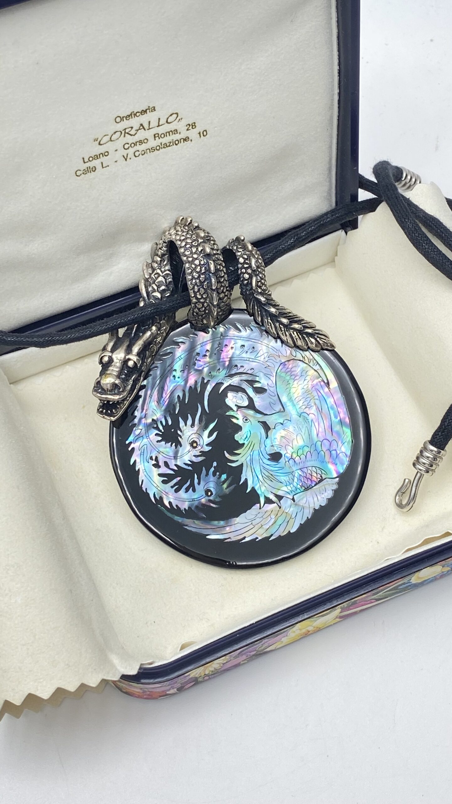 MONUMENTALE PENDENTE VINTAGE IN LEGNO EBANIZZATO E LACCATO CON INTARSIO IN MADREPERLA ABALONE RAFFIGURANTE IL DRAGO E LA FENICE, SORMONTATO DA UN DRAGO IN ARGENTO FINEMENTE CESELLATO – COMPLETO DI CUSTODIA ORIGINALE OREFICERIA CORALLO, ANNI ‘80. - immagine 10