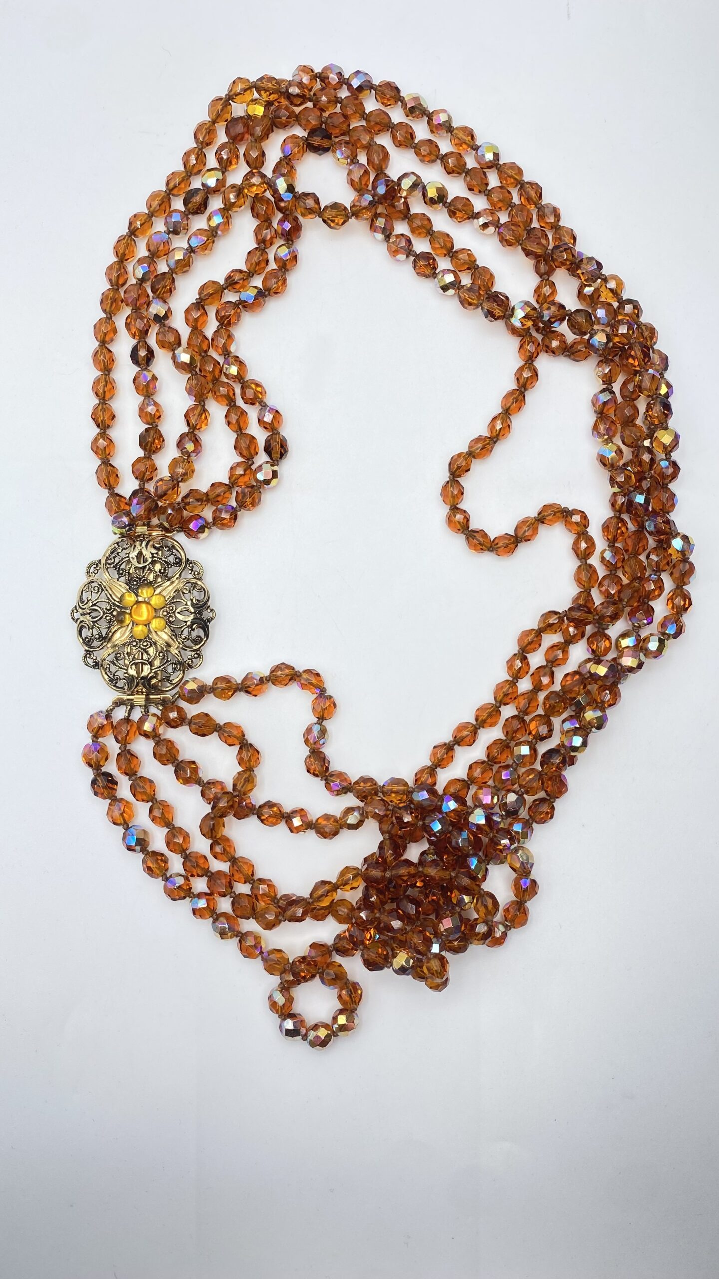PREZIOSA COLLANA MULTIFILO VINTAGE CON CRISTALLI IRIDESCENTI AMBRATI – CHIUSURA ARTIGIANALE IN METALLO DORATO CON CABOCHON CENTRALE IN PASTA DI VETRO EFFETTO AMBRA – ALTA BIGIOTTERIA ITALIANA VINTAGE, ANNI ‘80. - immagine 9