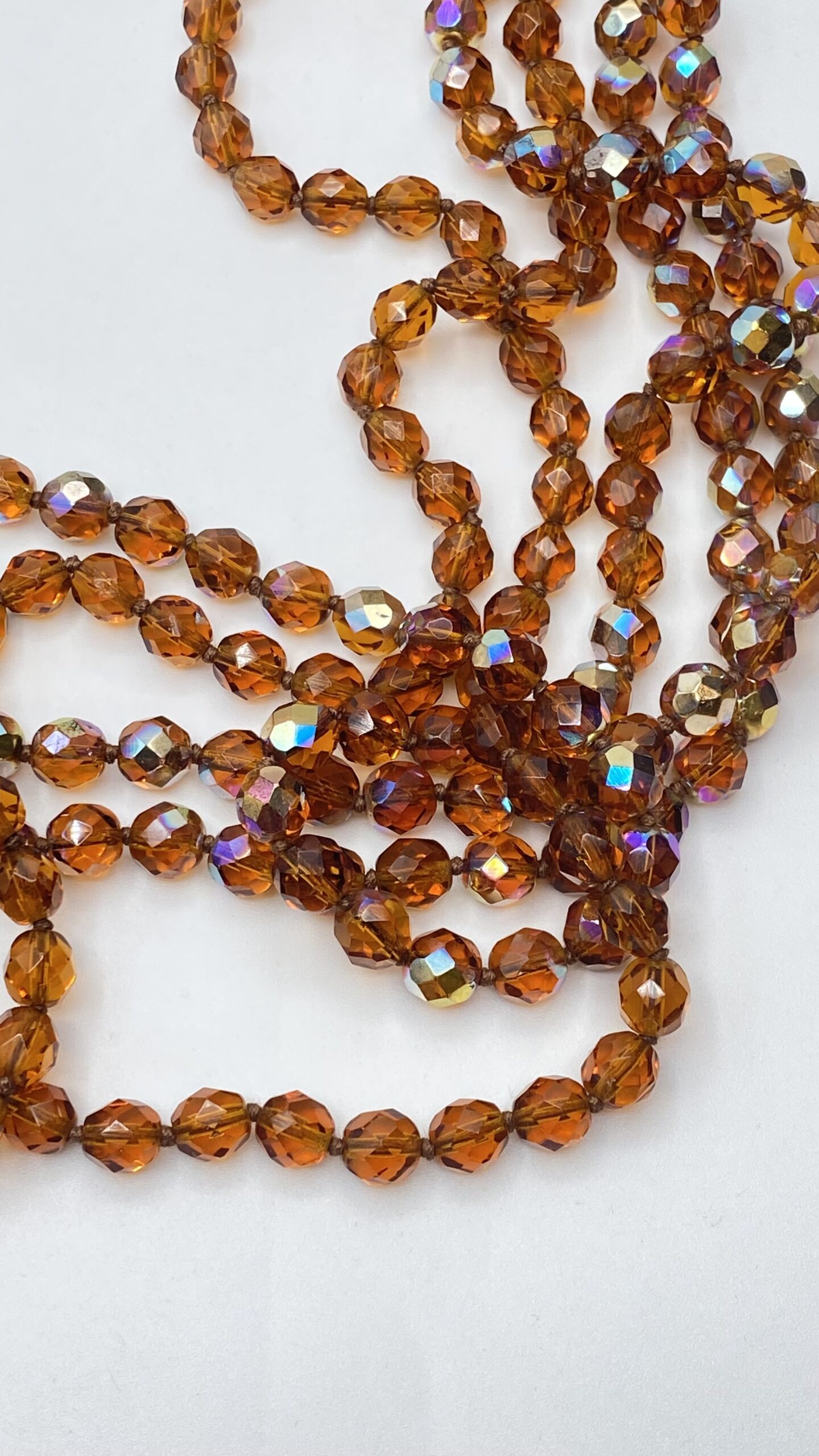 PREZIOSA COLLANA MULTIFILO VINTAGE CON CRISTALLI IRIDESCENTI AMBRATI – CHIUSURA ARTIGIANALE IN METALLO DORATO CON CABOCHON CENTRALE IN PASTA DI VETRO EFFETTO AMBRA – ALTA BIGIOTTERIA ITALIANA VINTAGE, ANNI ‘80. - immagine 8