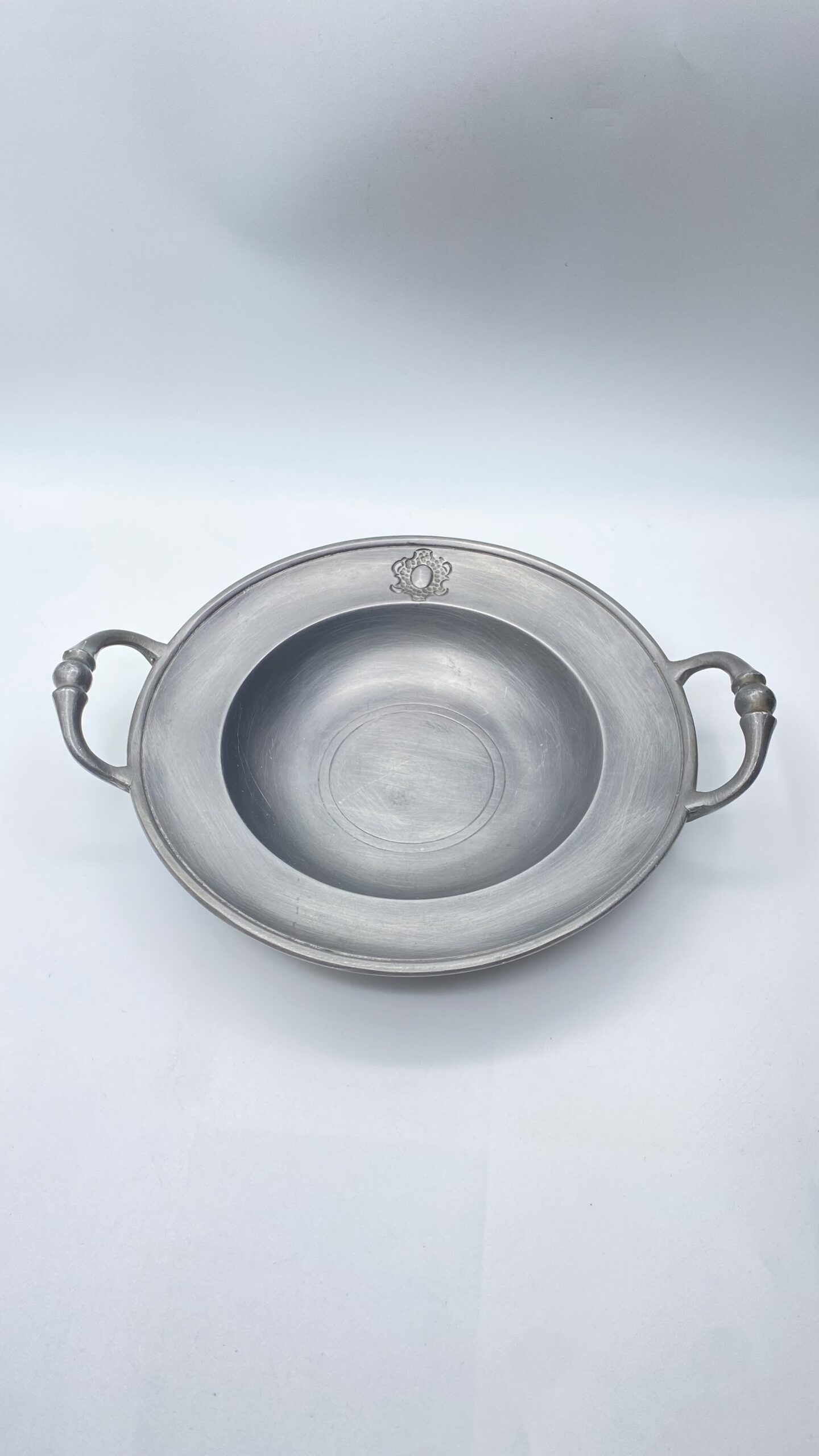 ELEGANTE CIOTOLA BIANSATA IN PELTRO D'EPOCA CON STEMMA ARALDICO – MANIFATTURA ARTIGIANALE DISTRIBUITA DALLA STORICA OREFICERIA GISMONDI E FIGLI DI GENOVA, dal 1754. - immagine 3