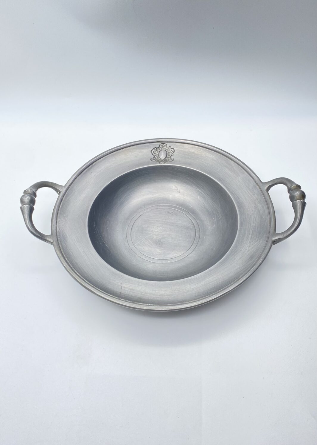 ELEGANTE CIOTOLA BIANSATA IN PELTRO D'EPOCA CON STEMMA ARALDICO – MANIFATTURA ARTIGIANALE DISTRIBUITA DALLA STORICA OREFICERIA GISMONDI E FIGLI DI GENOVA, dal 1754.