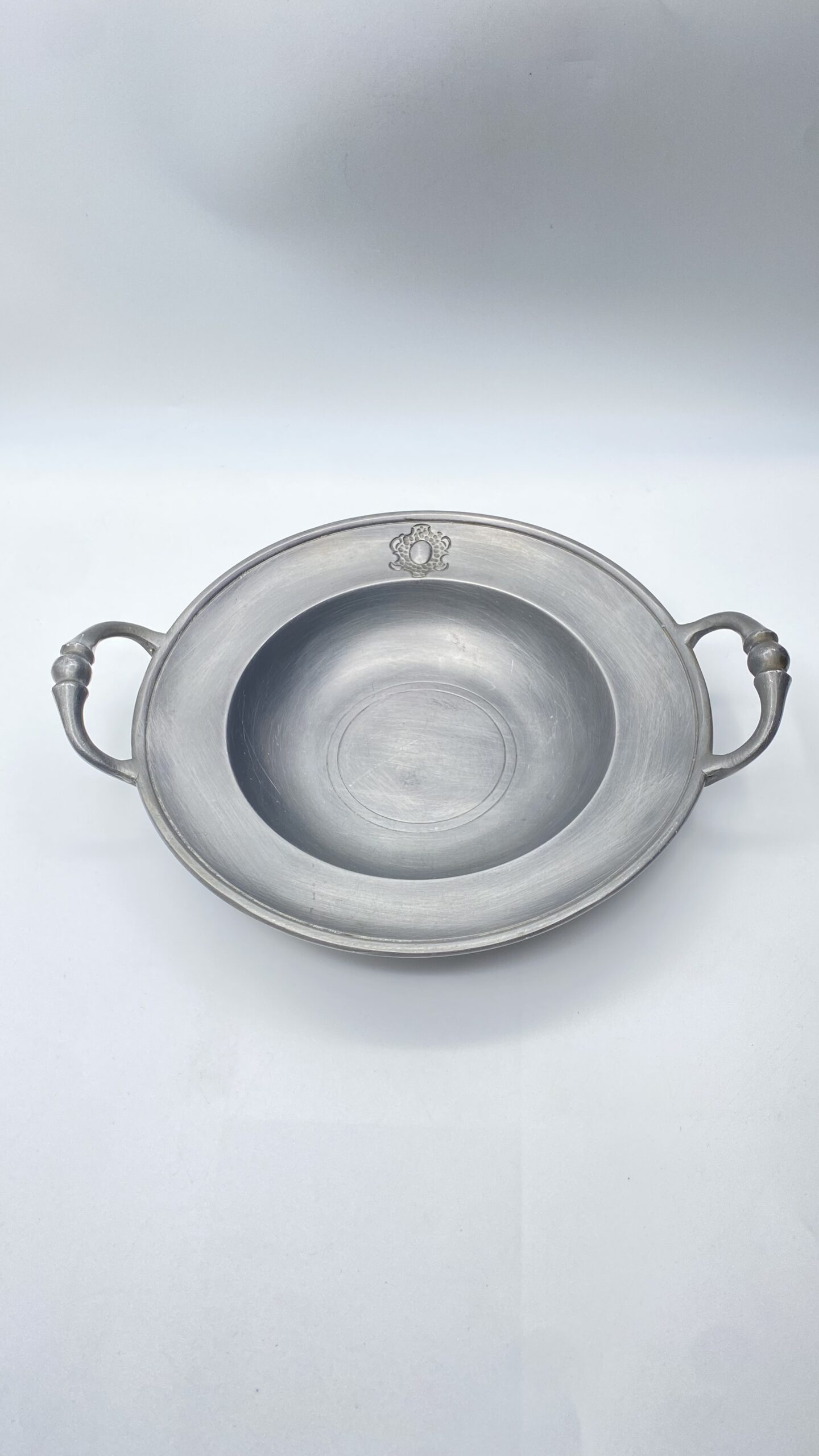 ELEGANTE CIOTOLA BIANSATA IN PELTRO D'EPOCA CON STEMMA ARALDICO – MANIFATTURA ARTIGIANALE DISTRIBUITA DALLA STORICA OREFICERIA GISMONDI E FIGLI DI GENOVA, dal 1754.