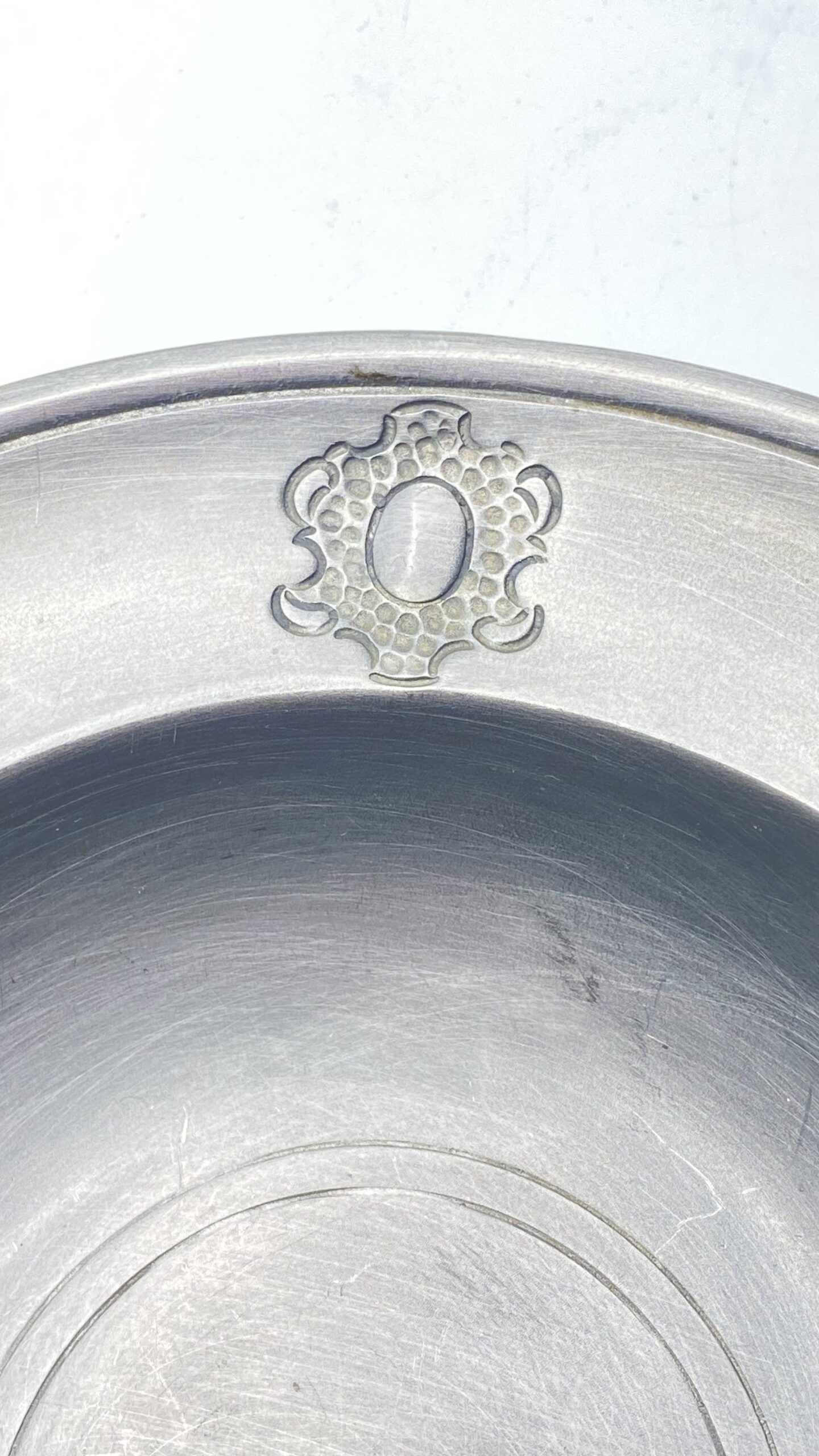 ELEGANTE CIOTOLA BIANSATA IN PELTRO D'EPOCA CON STEMMA ARALDICO – MANIFATTURA ARTIGIANALE DISTRIBUITA DALLA STORICA OREFICERIA GISMONDI E FIGLI DI GENOVA, dal 1754. - immagine 7