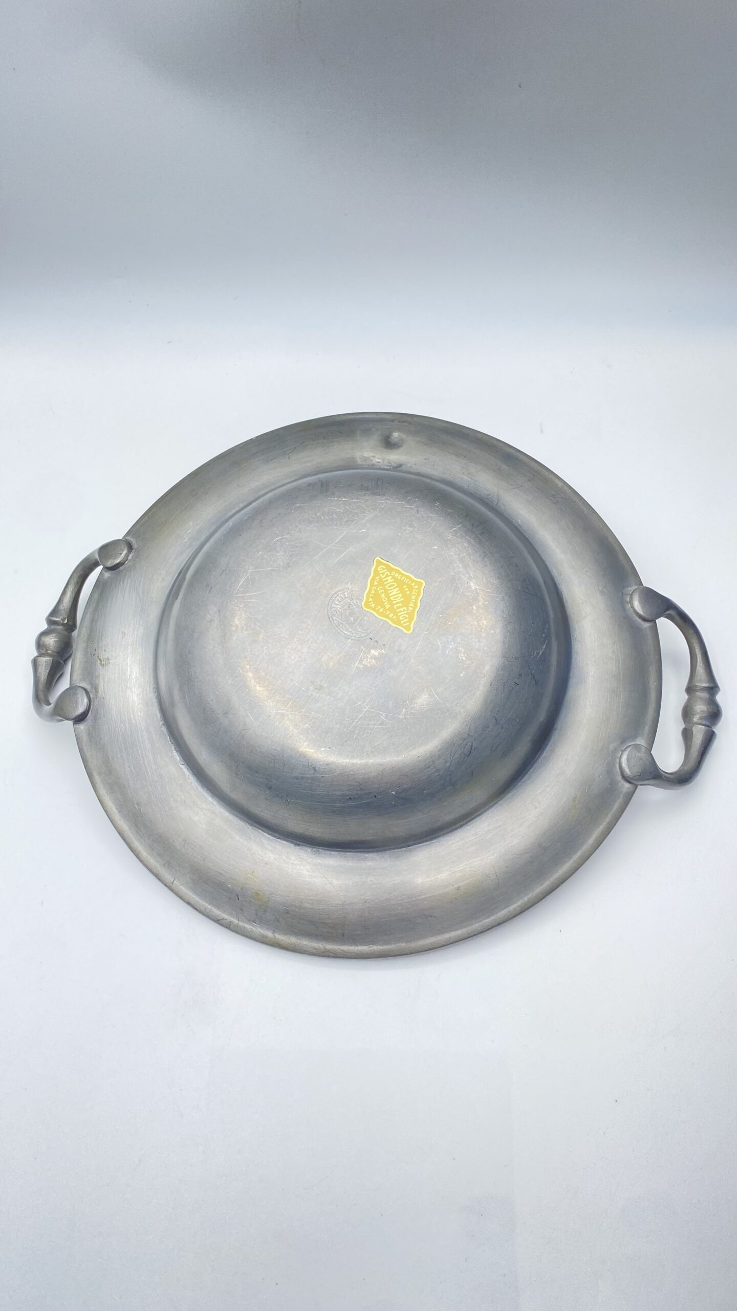 ELEGANTE CIOTOLA BIANSATA IN PELTRO D'EPOCA CON STEMMA ARALDICO – MANIFATTURA ARTIGIANALE DISTRIBUITA DALLA STORICA OREFICERIA GISMONDI E FIGLI DI GENOVA, dal 1754. - immagine 4
