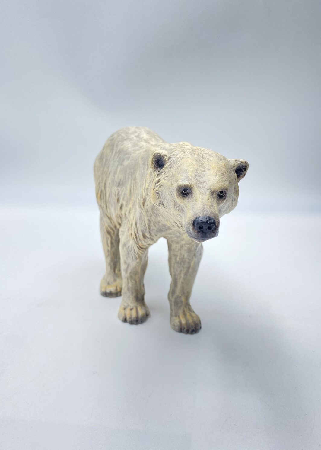 BRONZO DI VIENNA. STRAORDINARIO BRONZO RAFFIGURANTE UN ORSO POLARE FINEMENTE SAGOMATO E SMALTATO A FREDDO – CREAZIONE DEL CELEBRE BRONZISTA VIENNESE FRANZ XAVER BERGMANN, AUSTRIA, XX SEC.