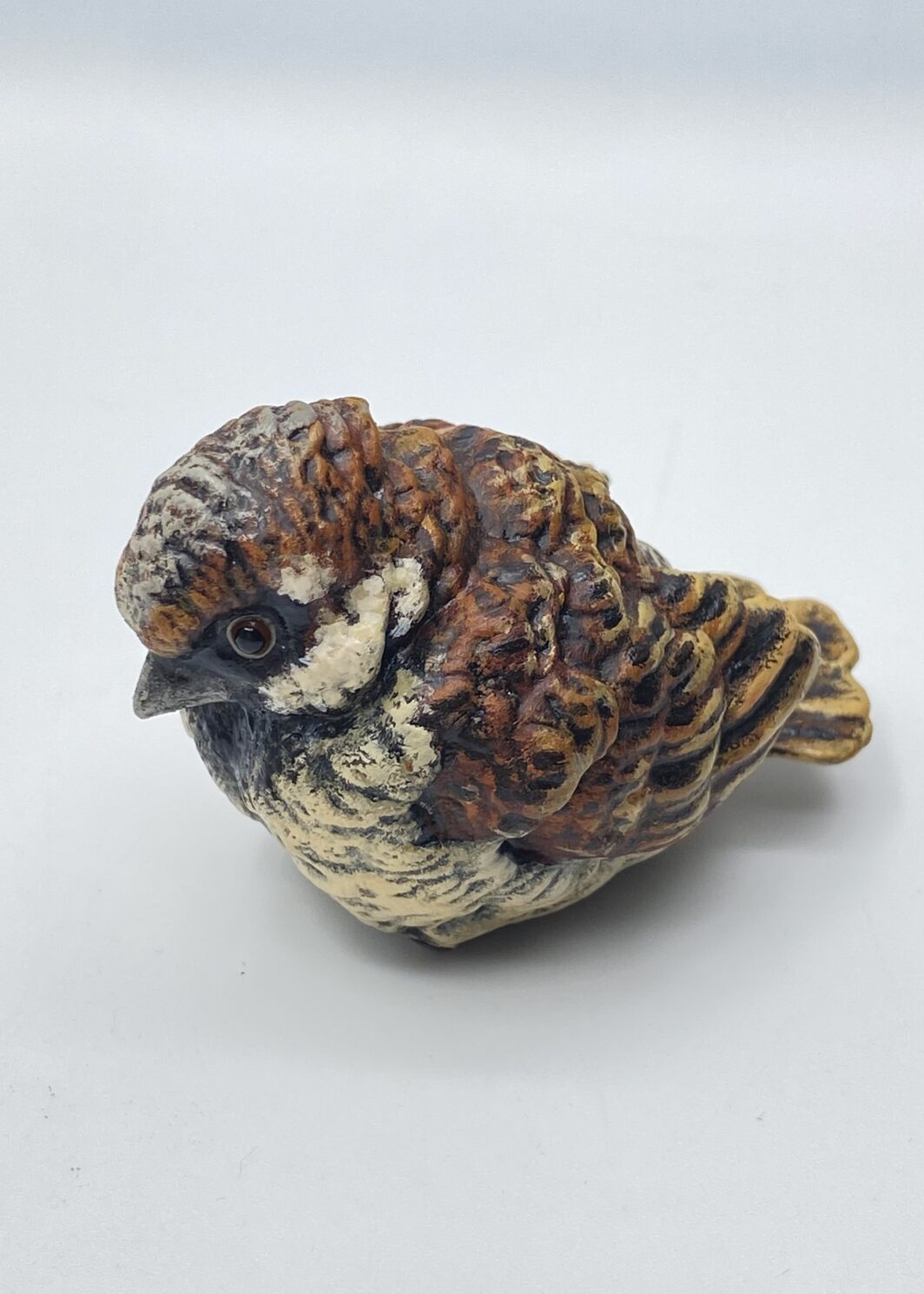 BRONZO DI VIENNA. RARA SCULTURA D'EPOCA IN BRONZO RAFFIGURANTE UN PASSEROTTO (SPATZ) FINEMENTE SAGOMATO E SMALTATO A FREDDO – CREAZIONE ATTRIBUITA AL CELEBRE BRONZISTA VIENNESE FRANZ XAVER BERGMANN, AUSTRIA, XX SEC.