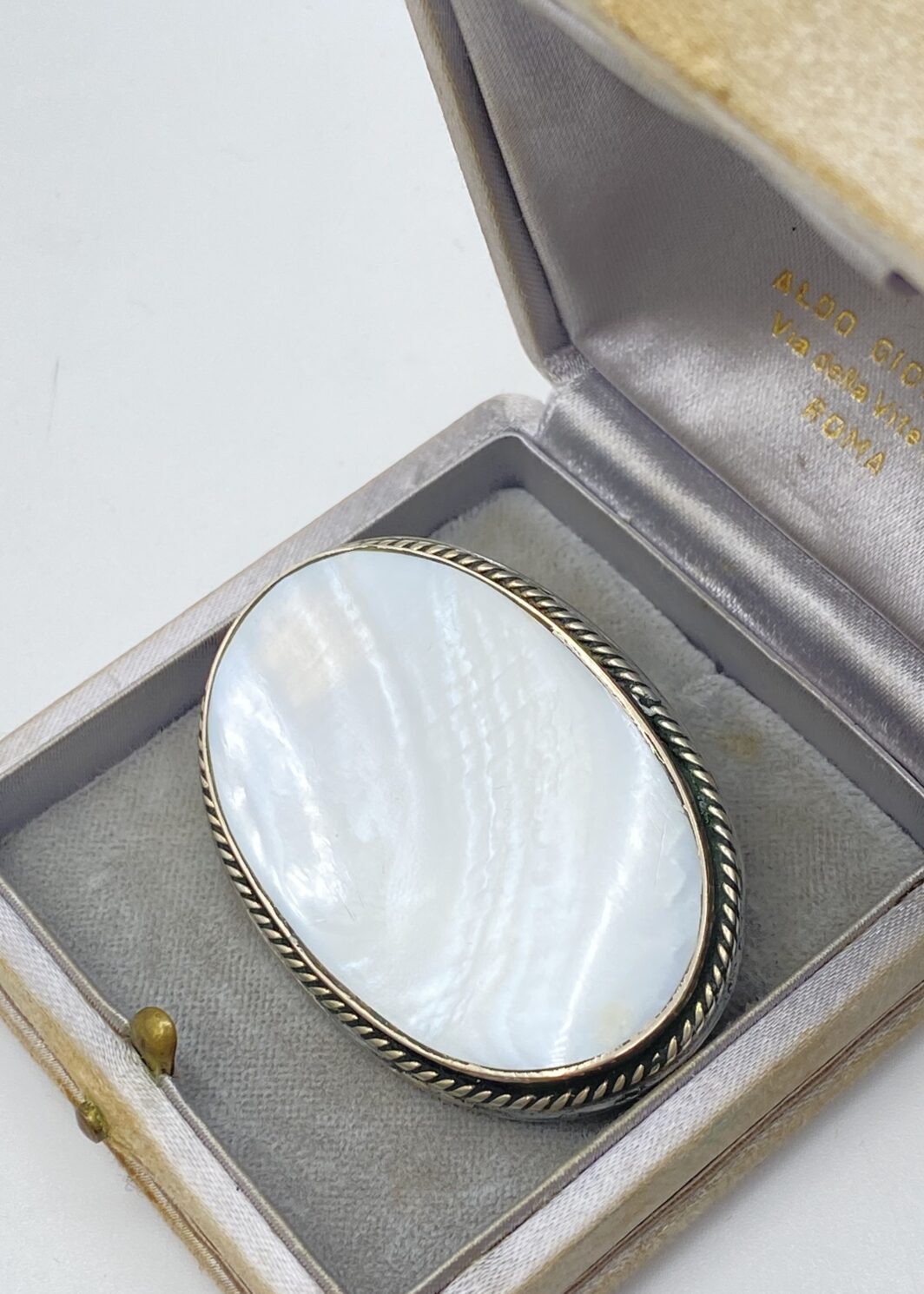 ARGENTO 925. RAFFINATA SPILLA VINTAGE OVALE IN ARGENTO CON GRANDE MADREPERLA NATURALE BOMBATA – MANIFATTURA ARTIGIANALE VINTAGE, ANNI’70.