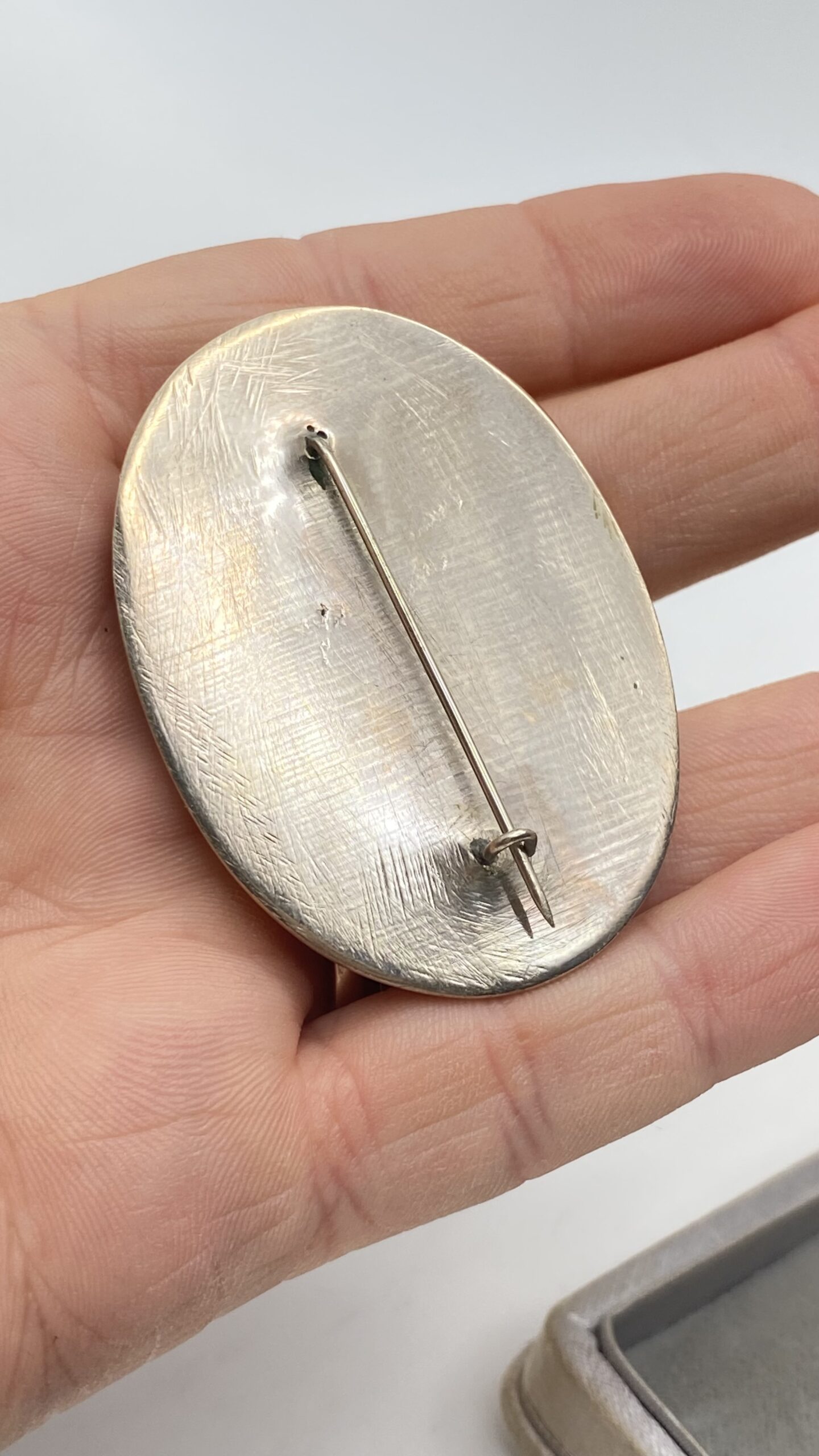 ARGENTO 925. RAFFINATA SPILLA VINTAGE OVALE IN ARGENTO CON GRANDE MADREPERLA NATURALE BOMBATA – MANIFATTURA ARTIGIANALE VINTAGE, ANNI’70. - immagine 5