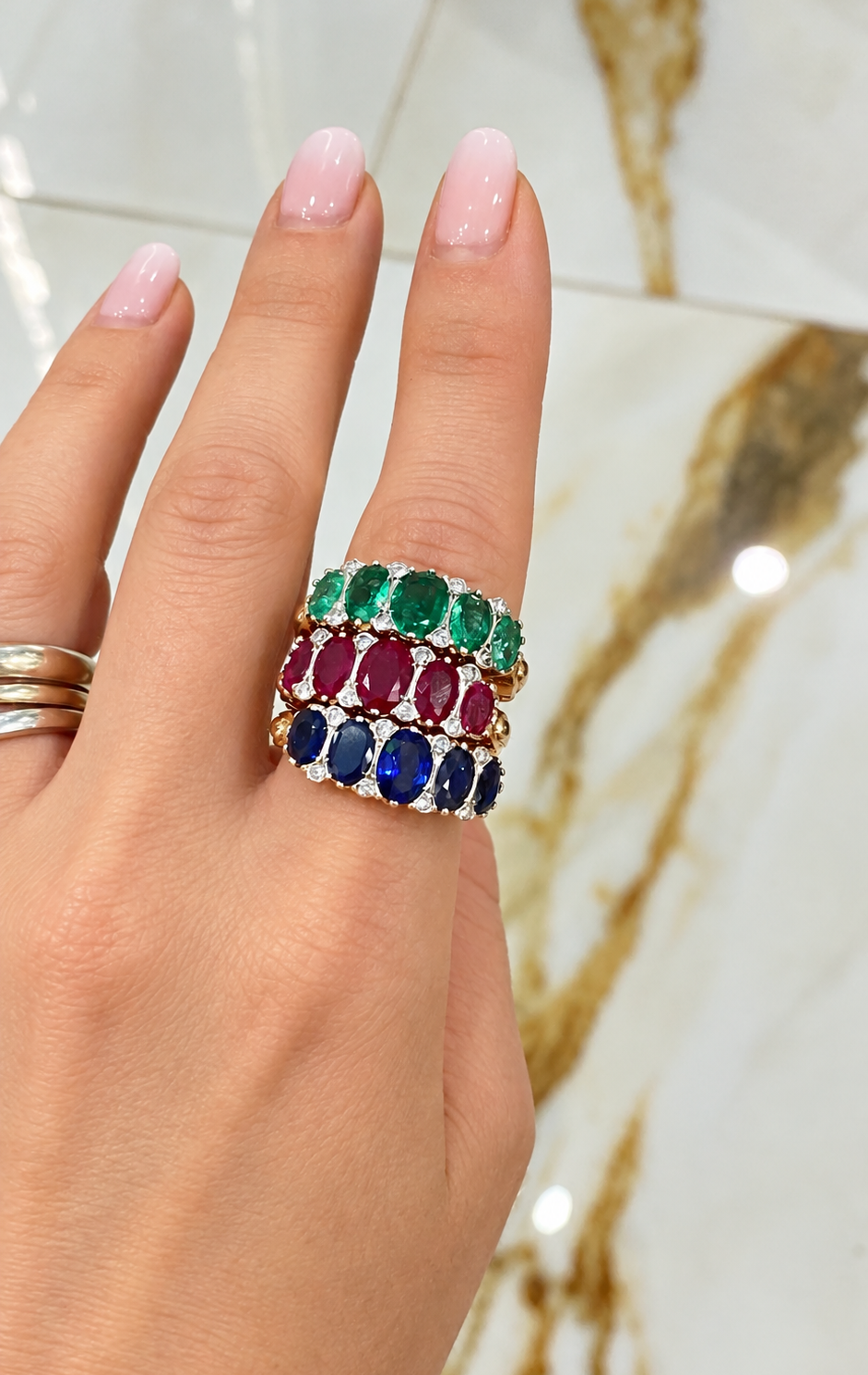 IMPORTANTE TRILOGIA DI ANELLI A FASCIA VINTAGE IN ORO 9 CARATI E ARGENTO, CON SMERALDI, RUBINI, ZAFFIRI E DIAMANTI (per un totale di 15 carati di pietre e 0,60 carati di brillanti) - VENDIBILI ANCHE SEPARATAMENTE