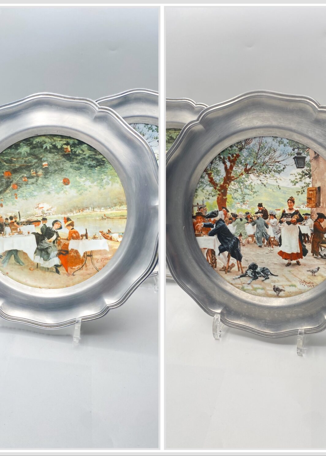 PAIO DI AFFASCINANTI PIATTI VINTAGE DA PARETE IN PELTRO E PORCELLANA CON SCENE DI GENERE DI RAFFAELLO SORBI E CARLO PITTARA