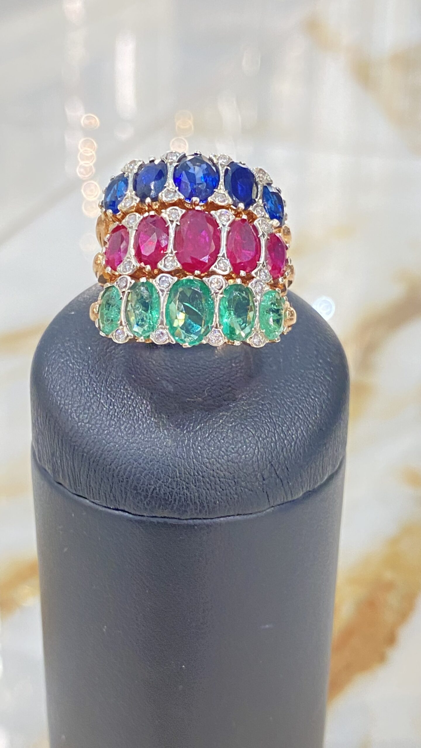 IMPORTANTE TRILOGIA DI ANELLI A FASCIA VINTAGE IN ORO 9 CARATI E ARGENTO, CON SMERALDI, RUBINI, ZAFFIRI E DIAMANTI (per un totale di 15 carati di pietre e 0,60 carati di brillanti) - VENDIBILI ANCHE SEPARATAMENTE - immagine 2