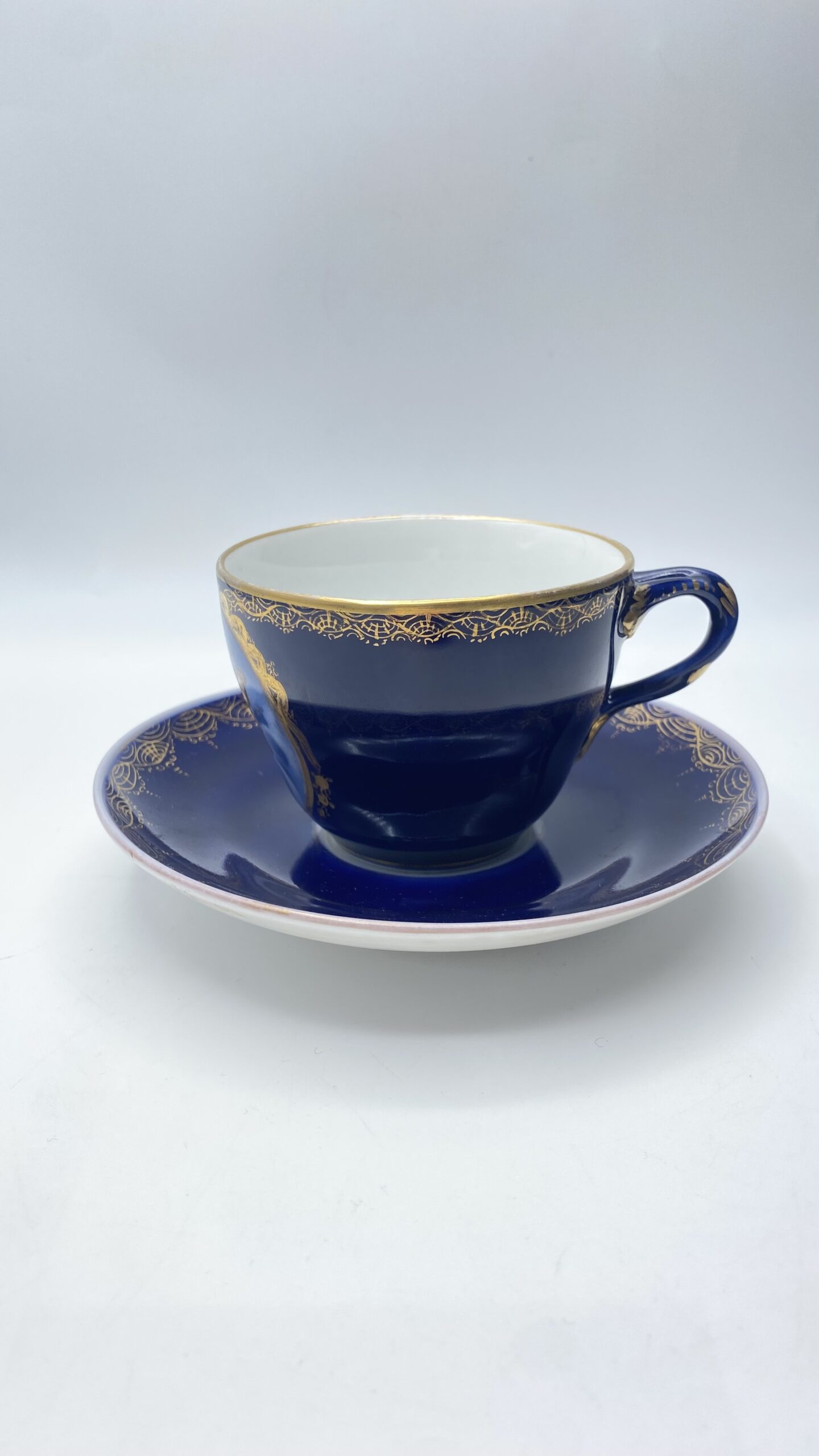 ECCEZIONALE TAZZA CON PIATTINO IN PORCELLANA BLU COBALTO, MEDAGLIONE CON PUTTO E ORO ZECCHINO – REALE MANIFATTURA KPM BERLINO, XVIII SECOLO. - immagine 2