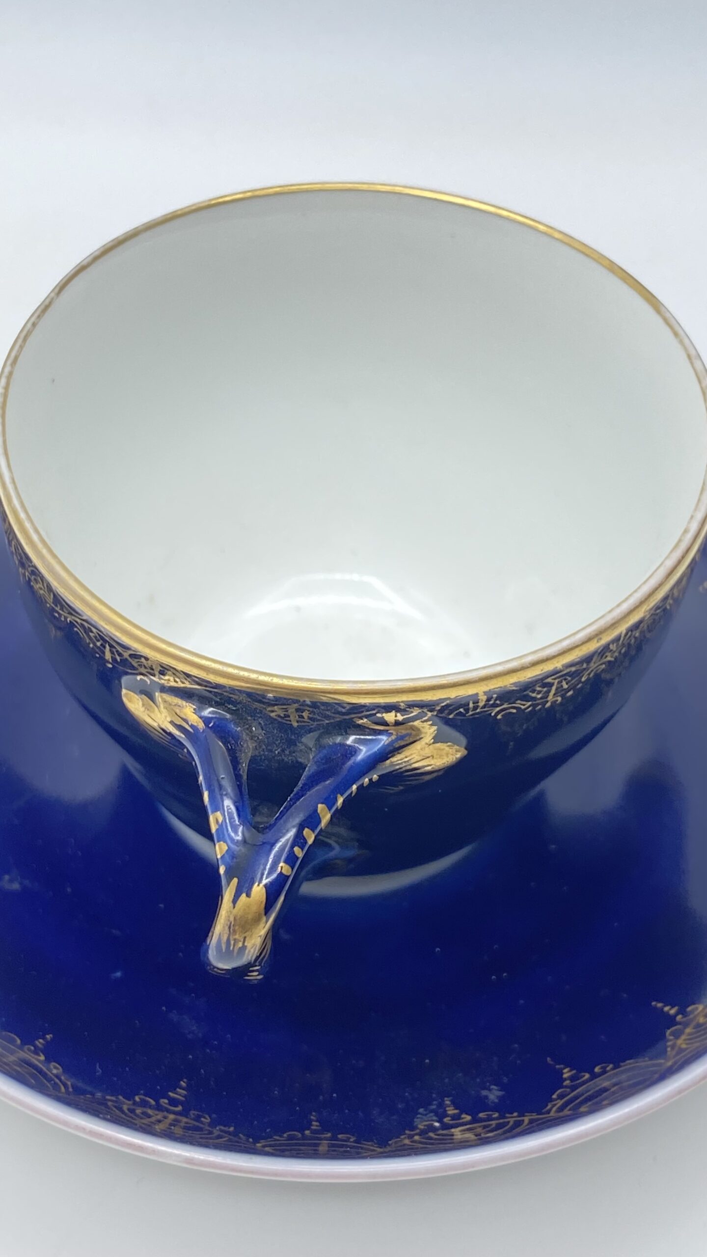 ECCEZIONALE TAZZA CON PIATTINO IN PORCELLANA BLU COBALTO, MEDAGLIONE CON PUTTO E ORO ZECCHINO – REALE MANIFATTURA KPM BERLINO, XVIII SECOLO. - immagine 9