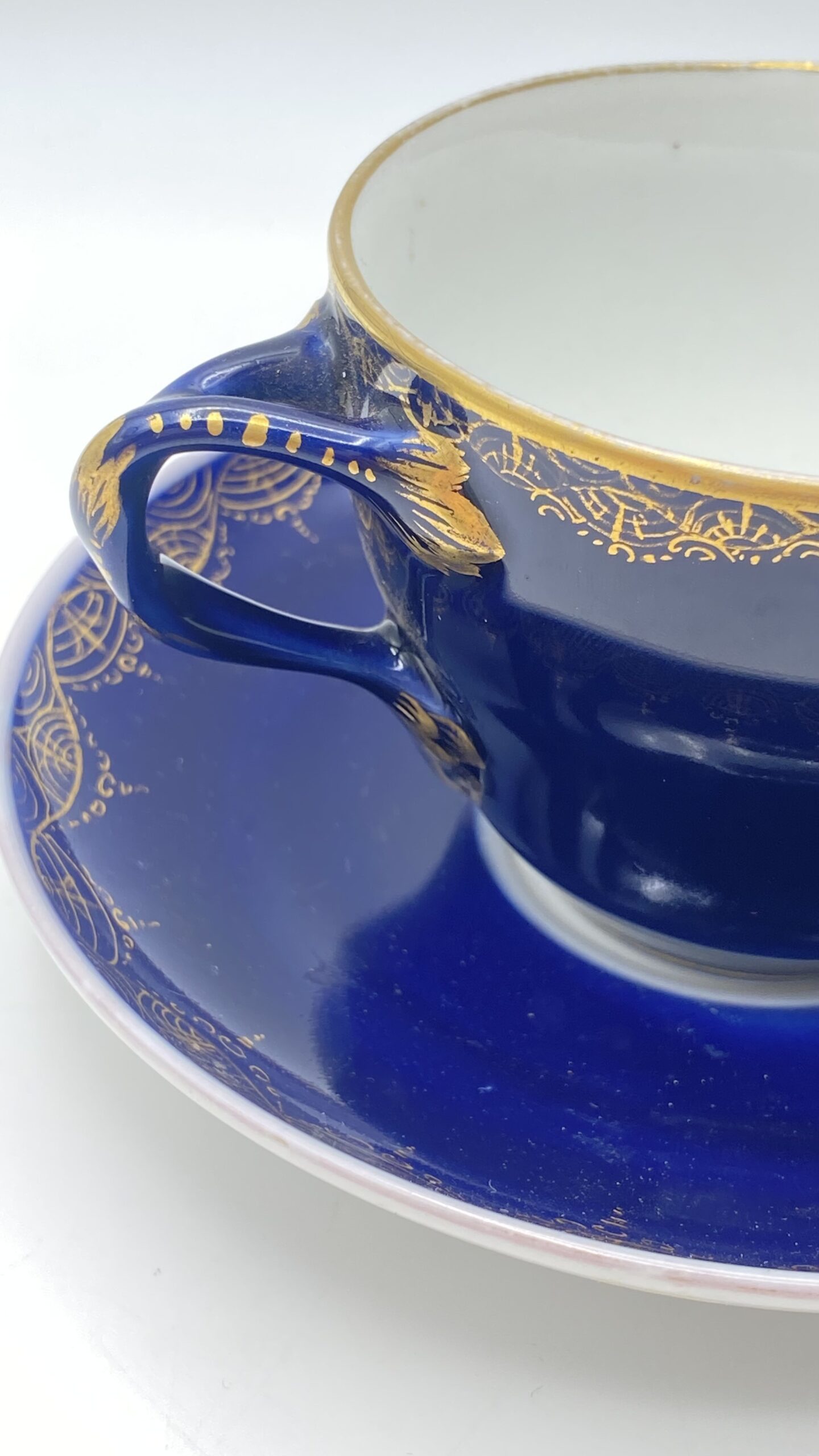 ECCEZIONALE TAZZA CON PIATTINO IN PORCELLANA BLU COBALTO, MEDAGLIONE CON PUTTO E ORO ZECCHINO – REALE MANIFATTURA KPM BERLINO, XVIII SECOLO. - immagine 8