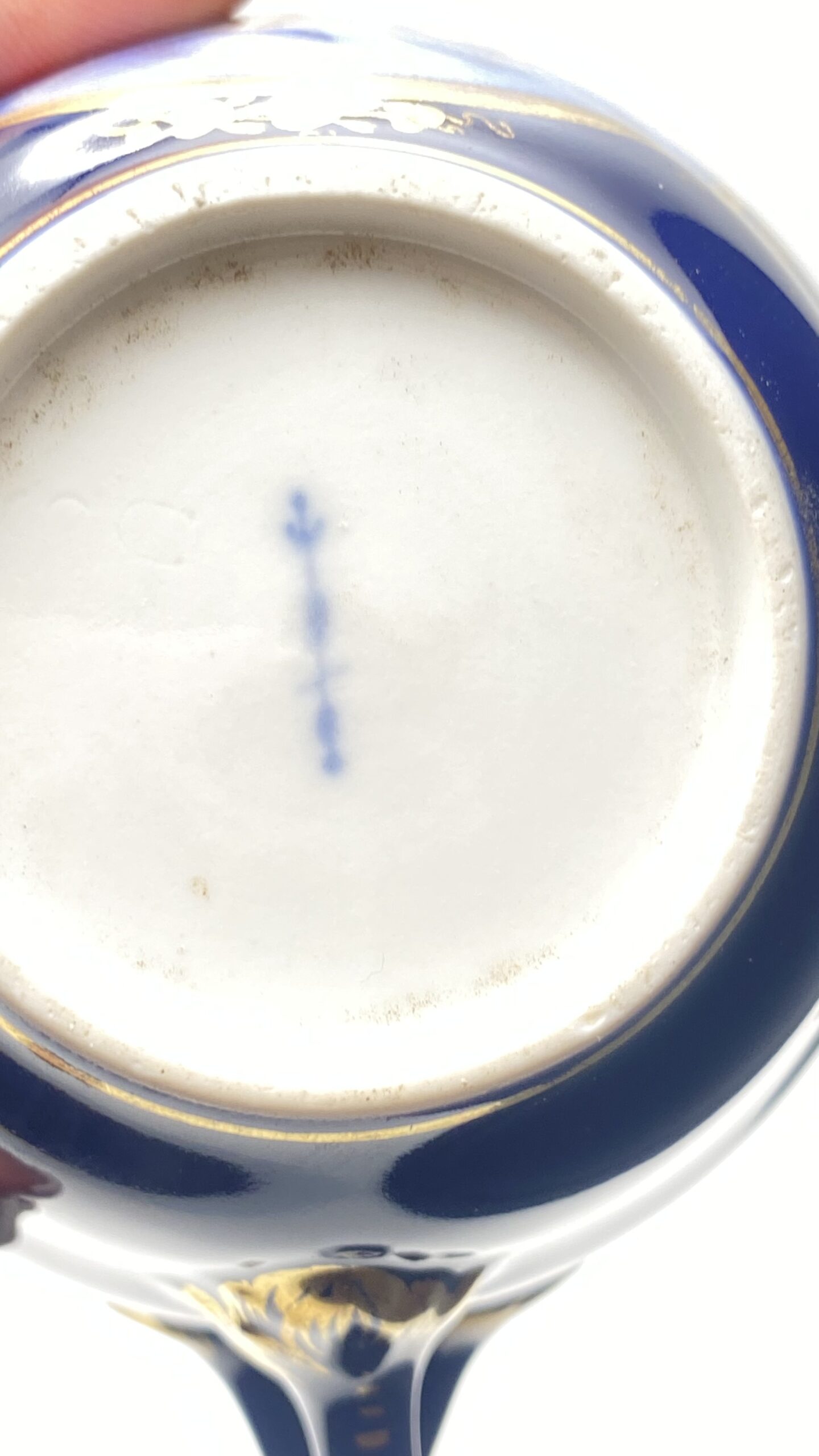 ECCEZIONALE TAZZA CON PIATTINO IN PORCELLANA BLU COBALTO, MEDAGLIONE CON PUTTO E ORO ZECCHINO – REALE MANIFATTURA KPM BERLINO, XVIII SECOLO. - immagine 12